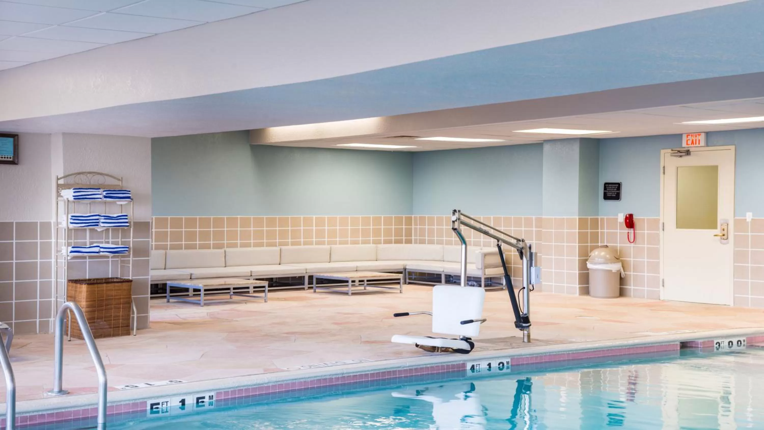 Swimming pool in Holiday Inn Hotel & Suites Warren by IHG