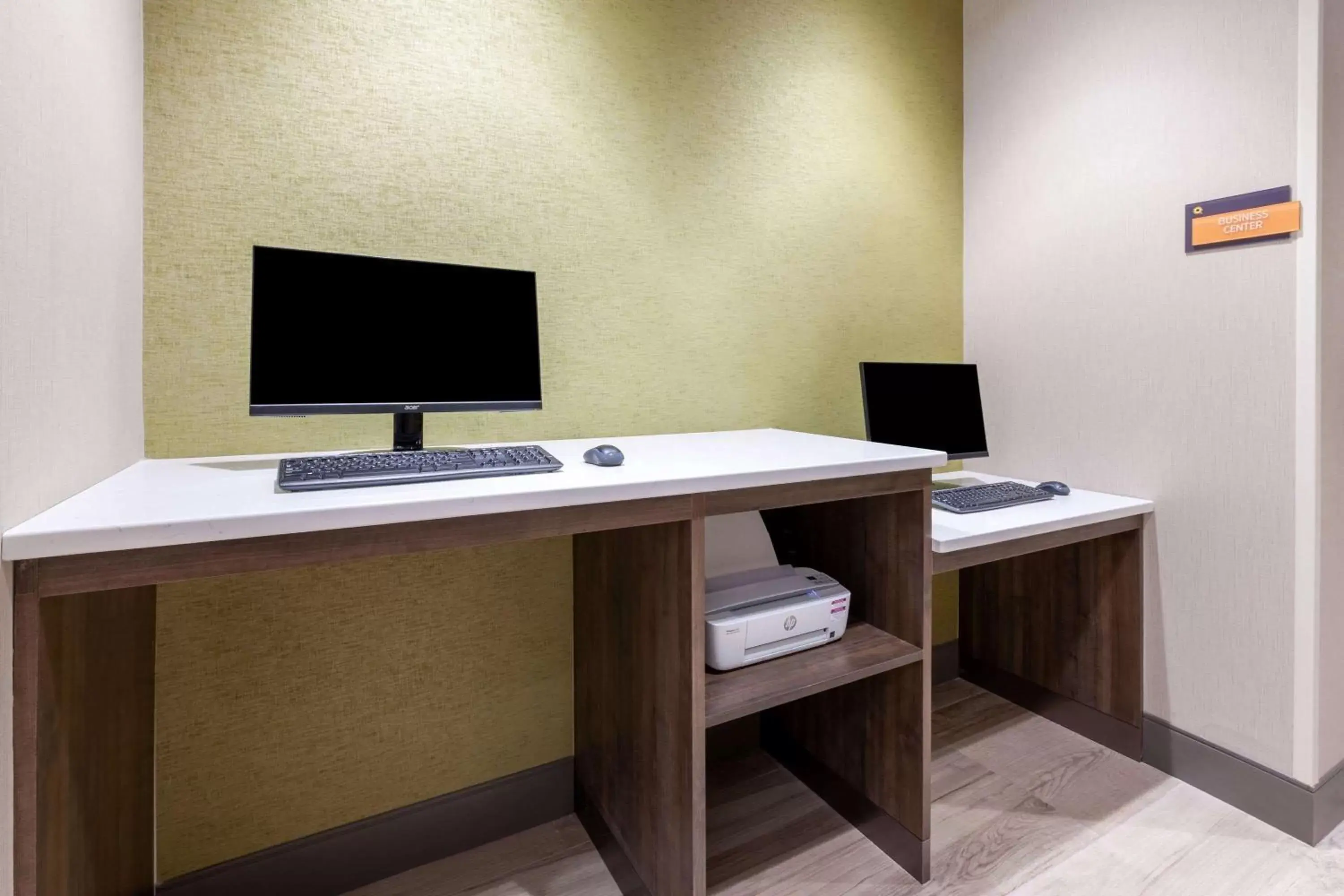 Business facilities, TV/Entertainment Center in La Quinta Inn & Suites by Wyndham Middletown