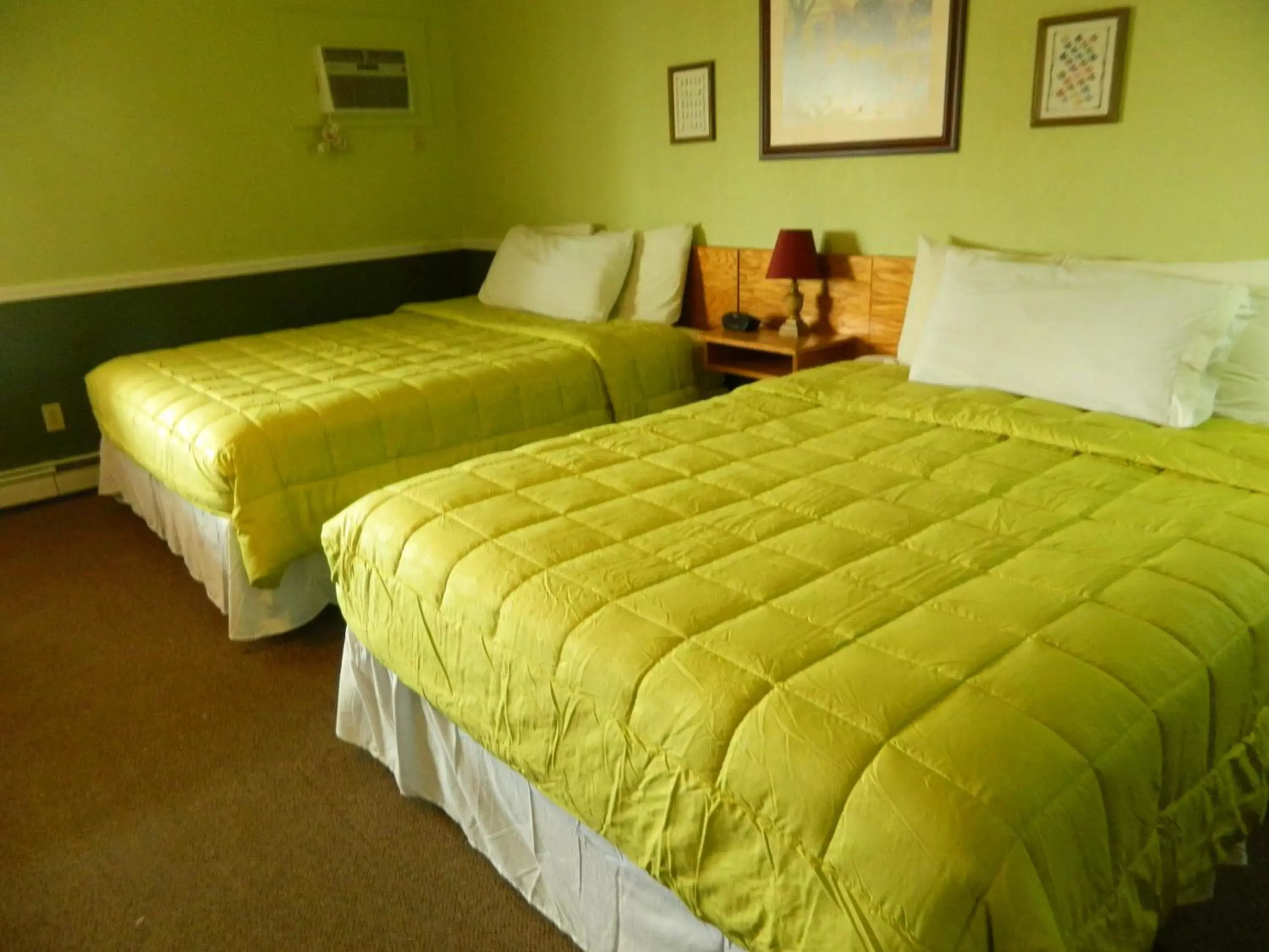 Bed in Country Motor Inn
