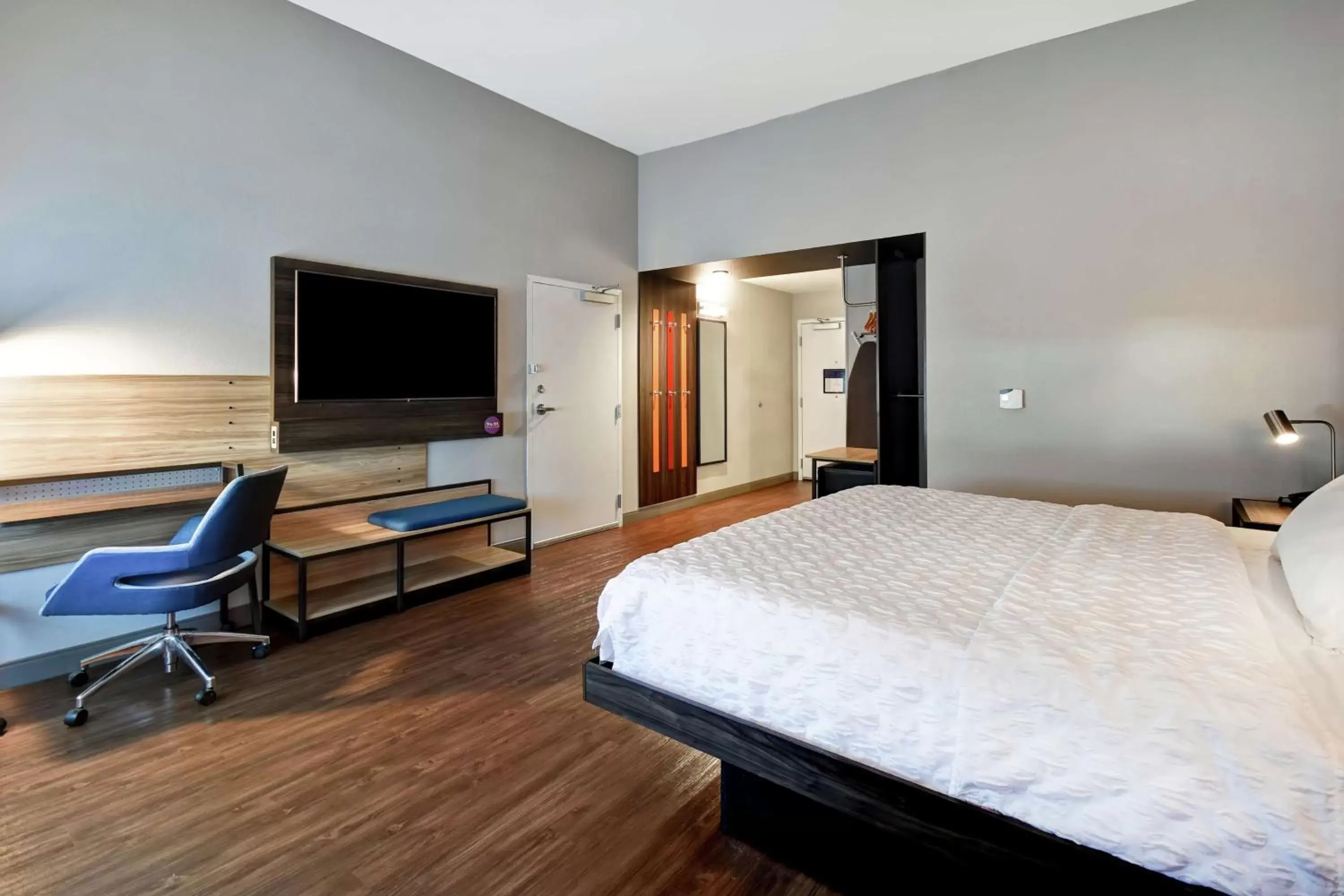 Bedroom, TV/Entertainment Center in Tru By Hilton Cincinnati Airport South Florence