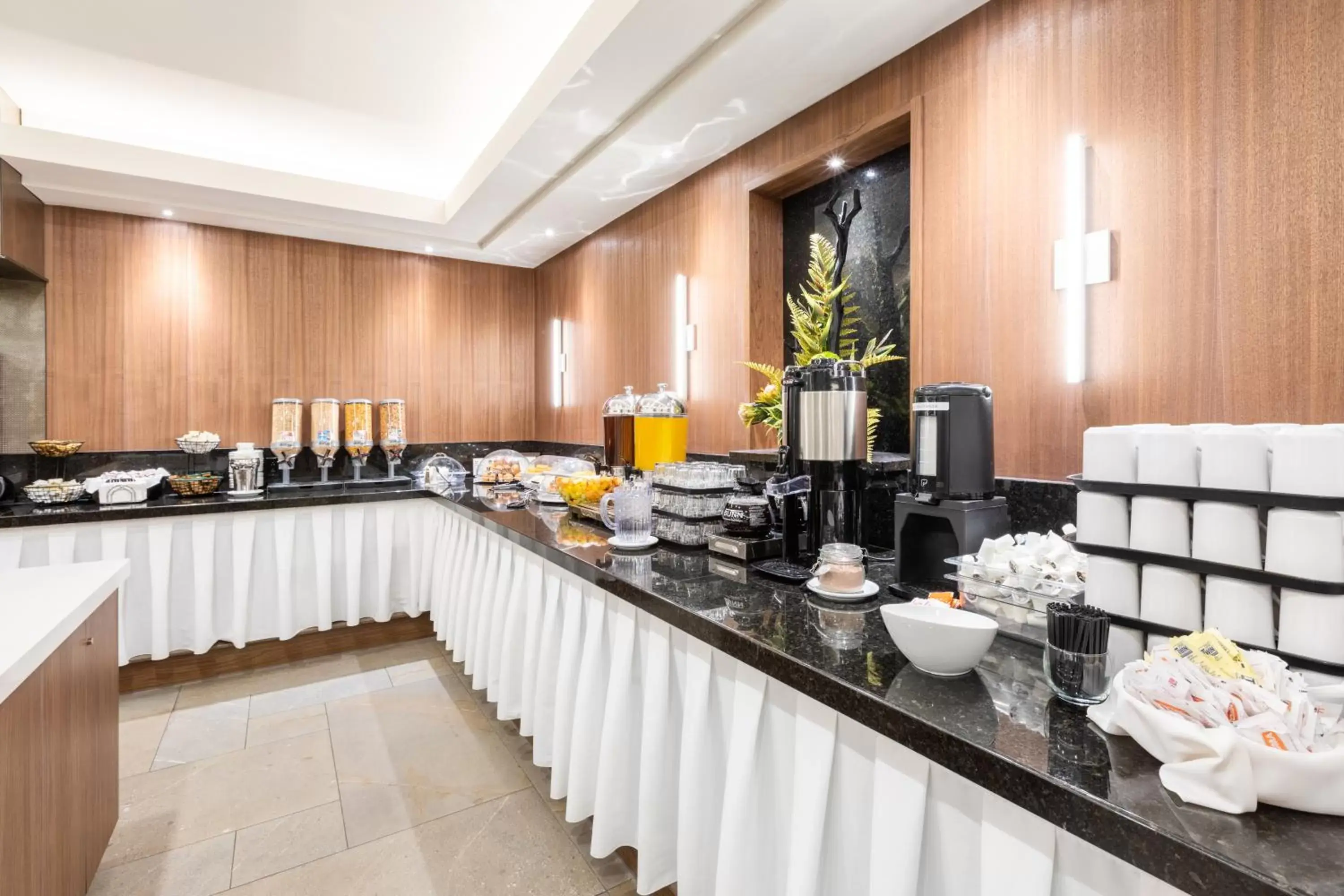 Continental breakfast in Hôtel WelcomInns