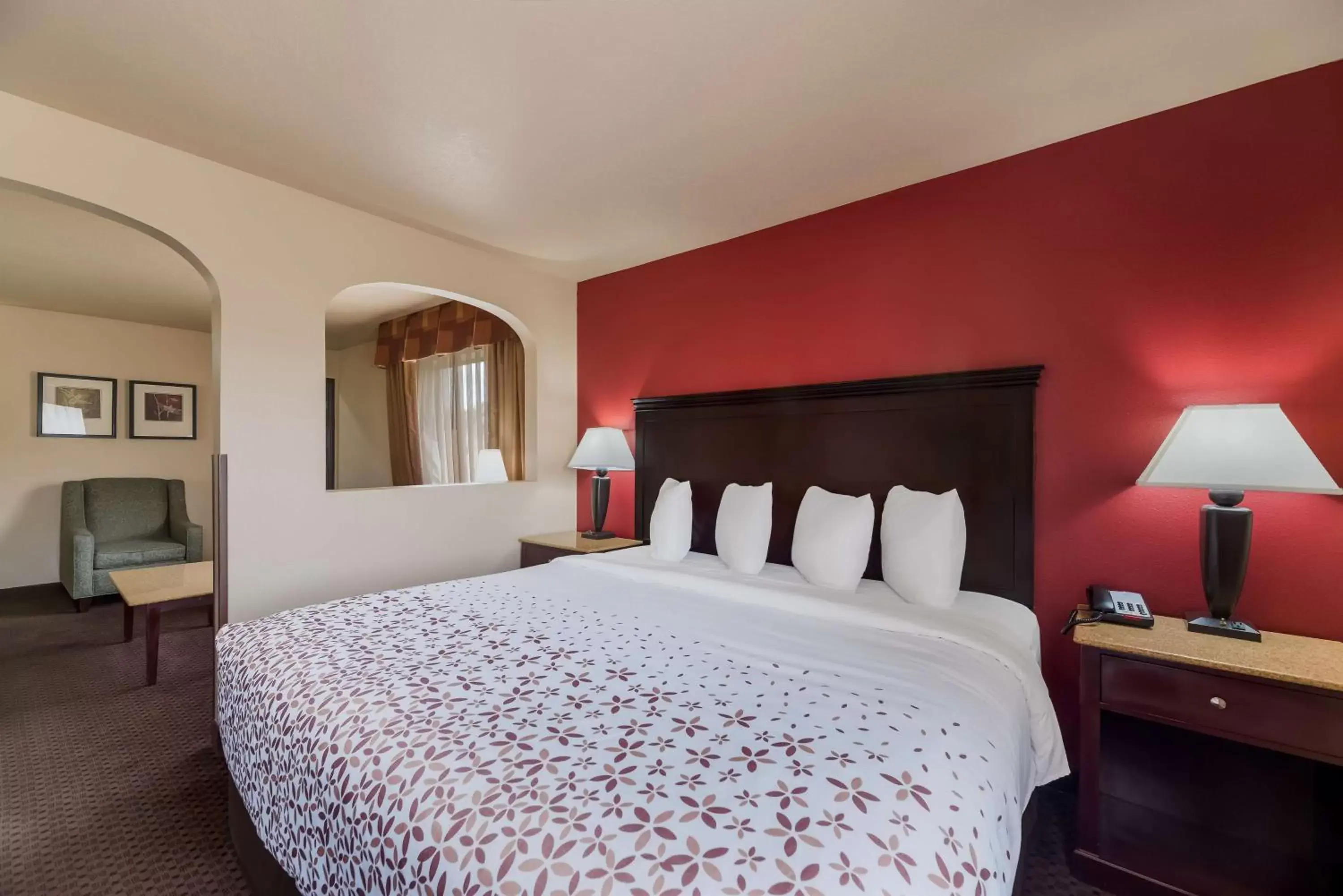 Photo of the whole room, Bed in SureStay Plus Hotel by Best Western Silver City