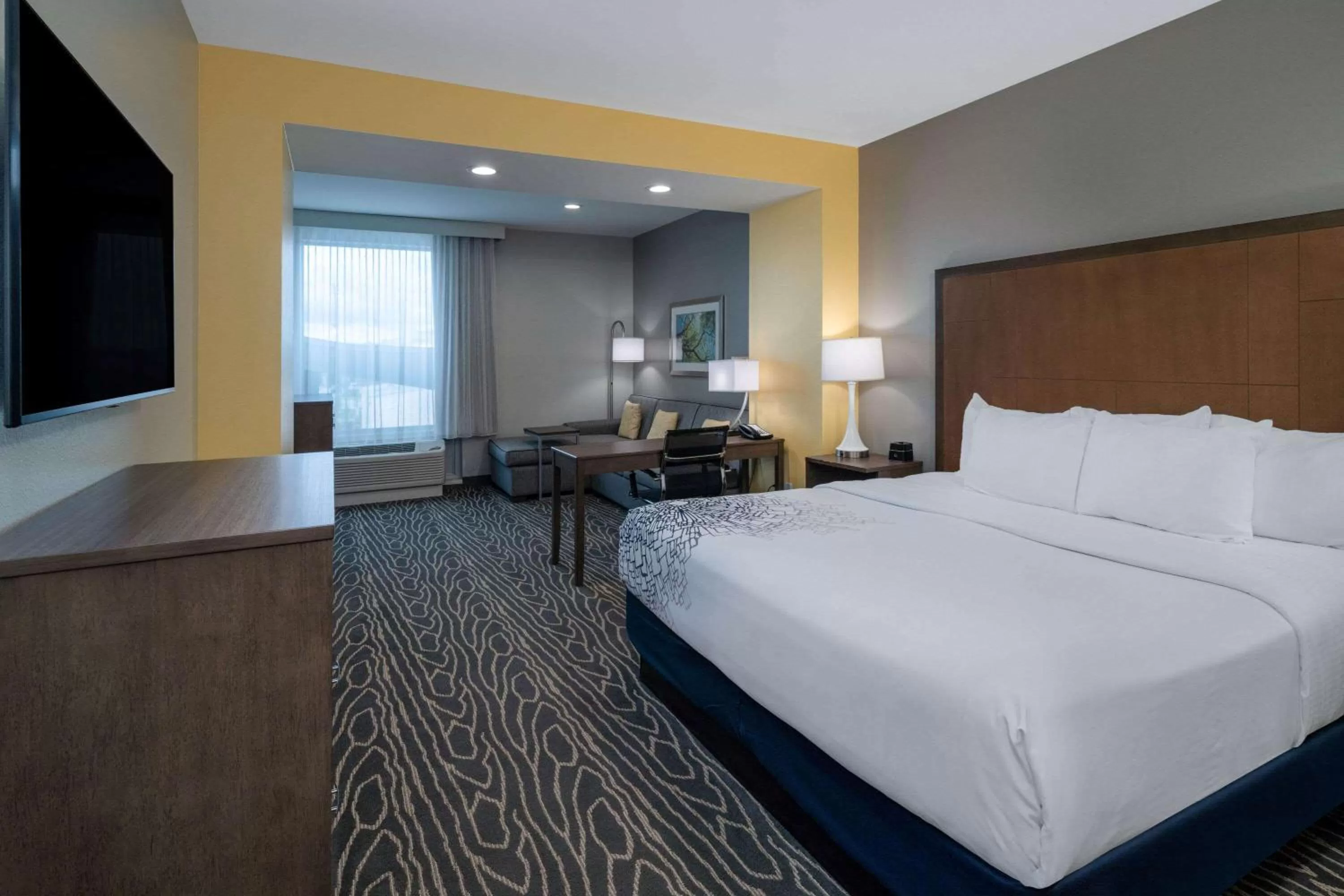 Photo of the whole room, Bed in La Quinta Inn & Suites by Wyndham Tifton