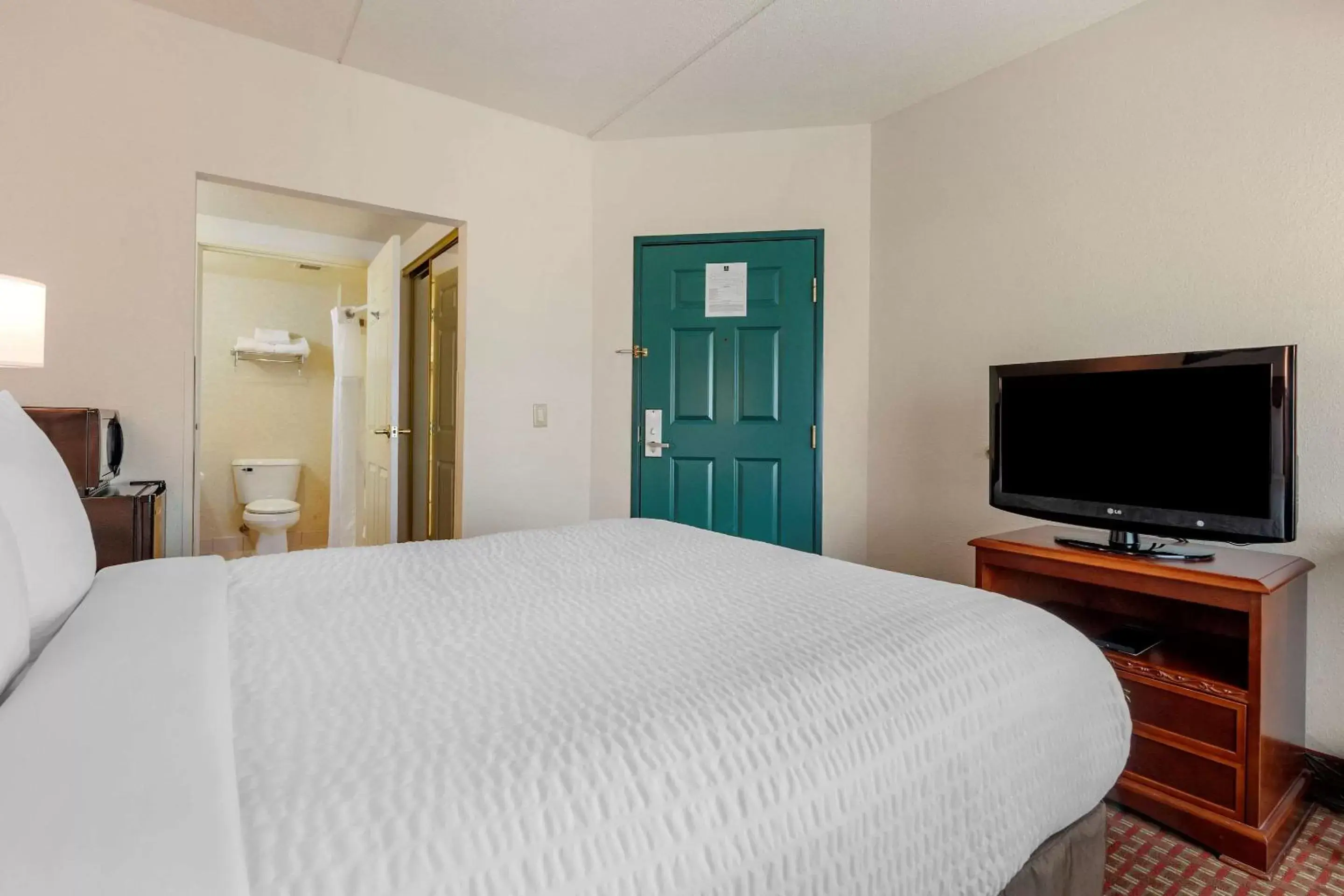 Bedroom, TV/Entertainment Center in Clarion Suites at The Alliant Energy Center