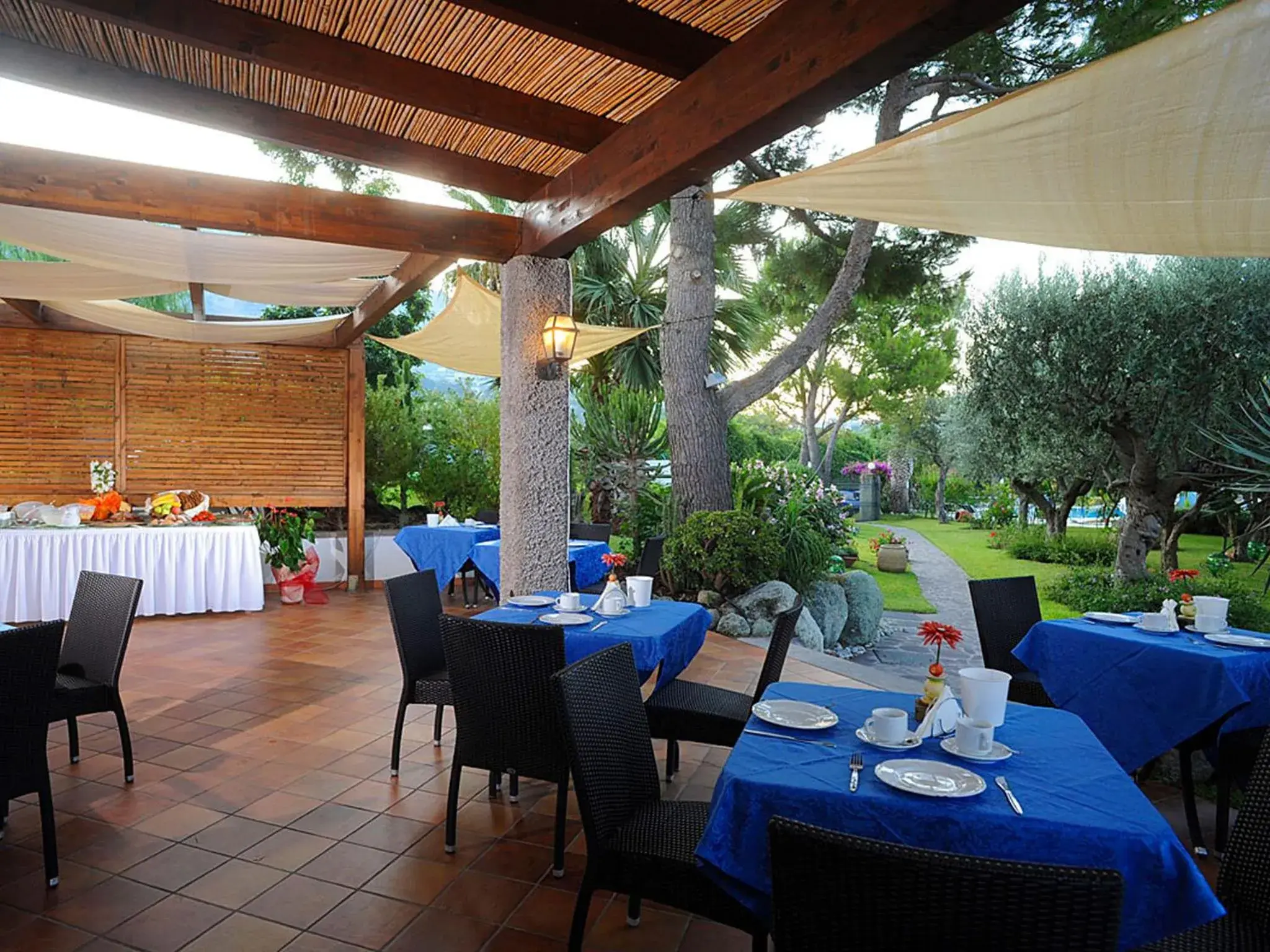 Patio, Restaurant/Places to Eat in Hotel Ideal