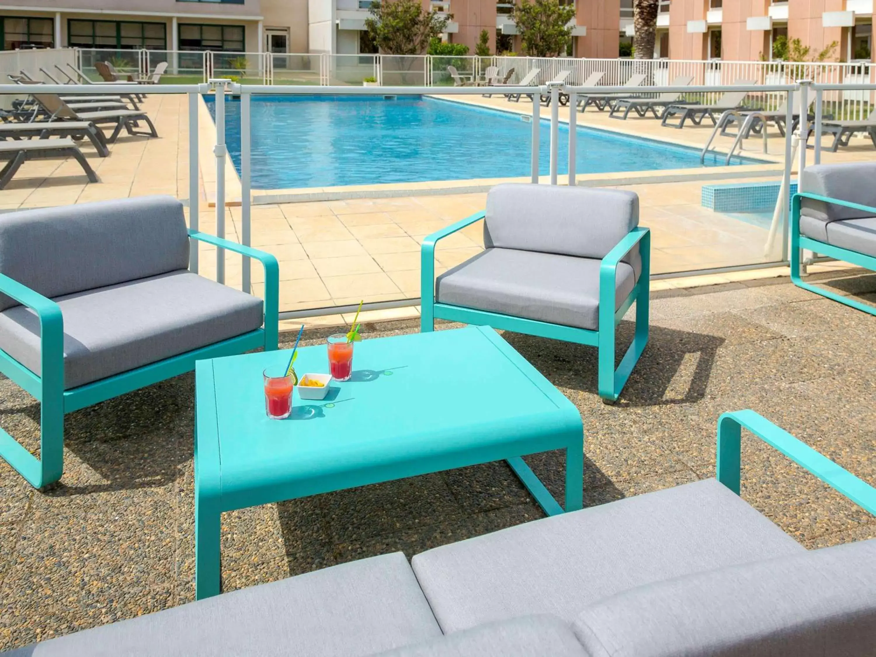 Lounge or bar, Swimming Pool in Novotel Perpignan Nord Rivesaltes