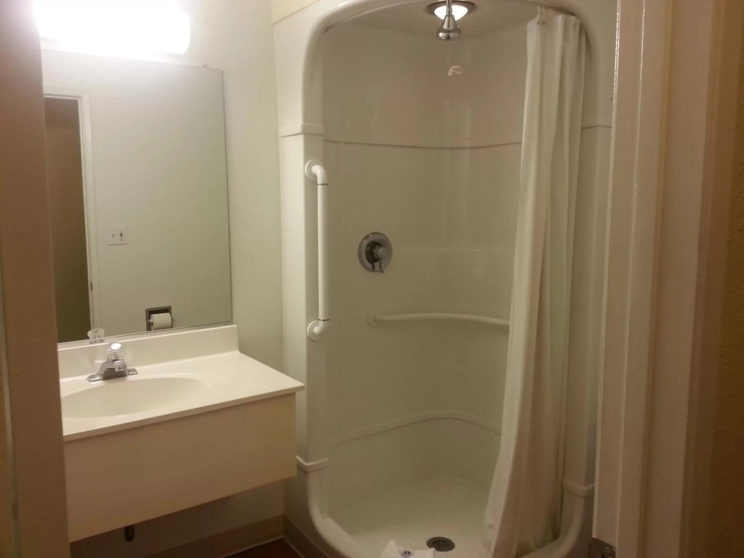 Shower, Bathroom in Americas Best Value Inn - Lincoln Airport