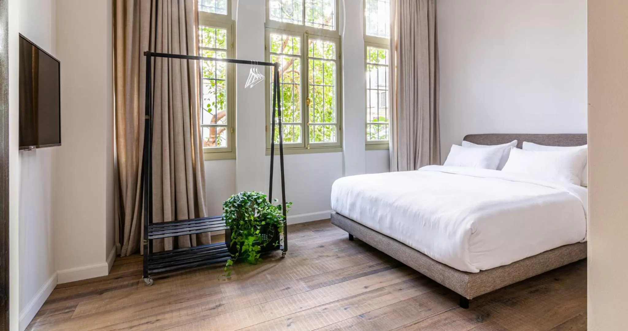 Photo of the whole room, Bed in Ruby