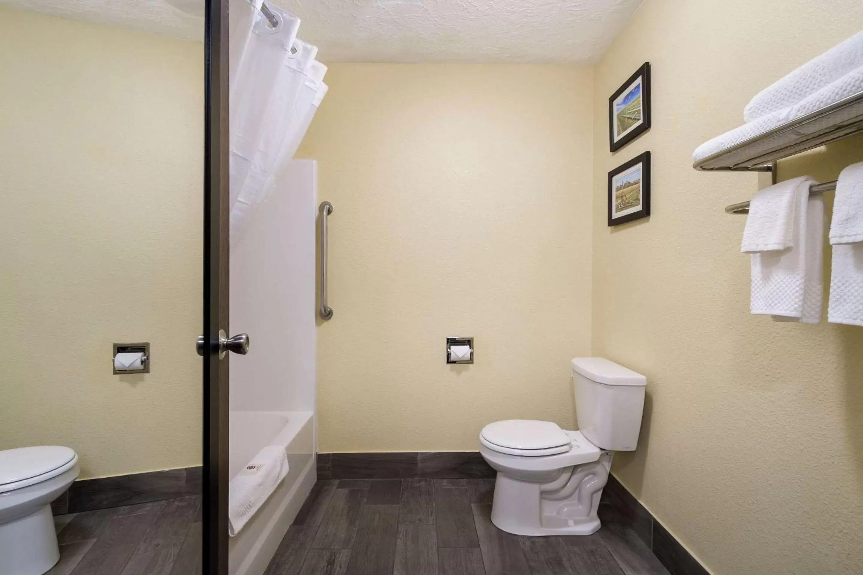 Bedroom, Bathroom in Comfort Inn Yankton SD
