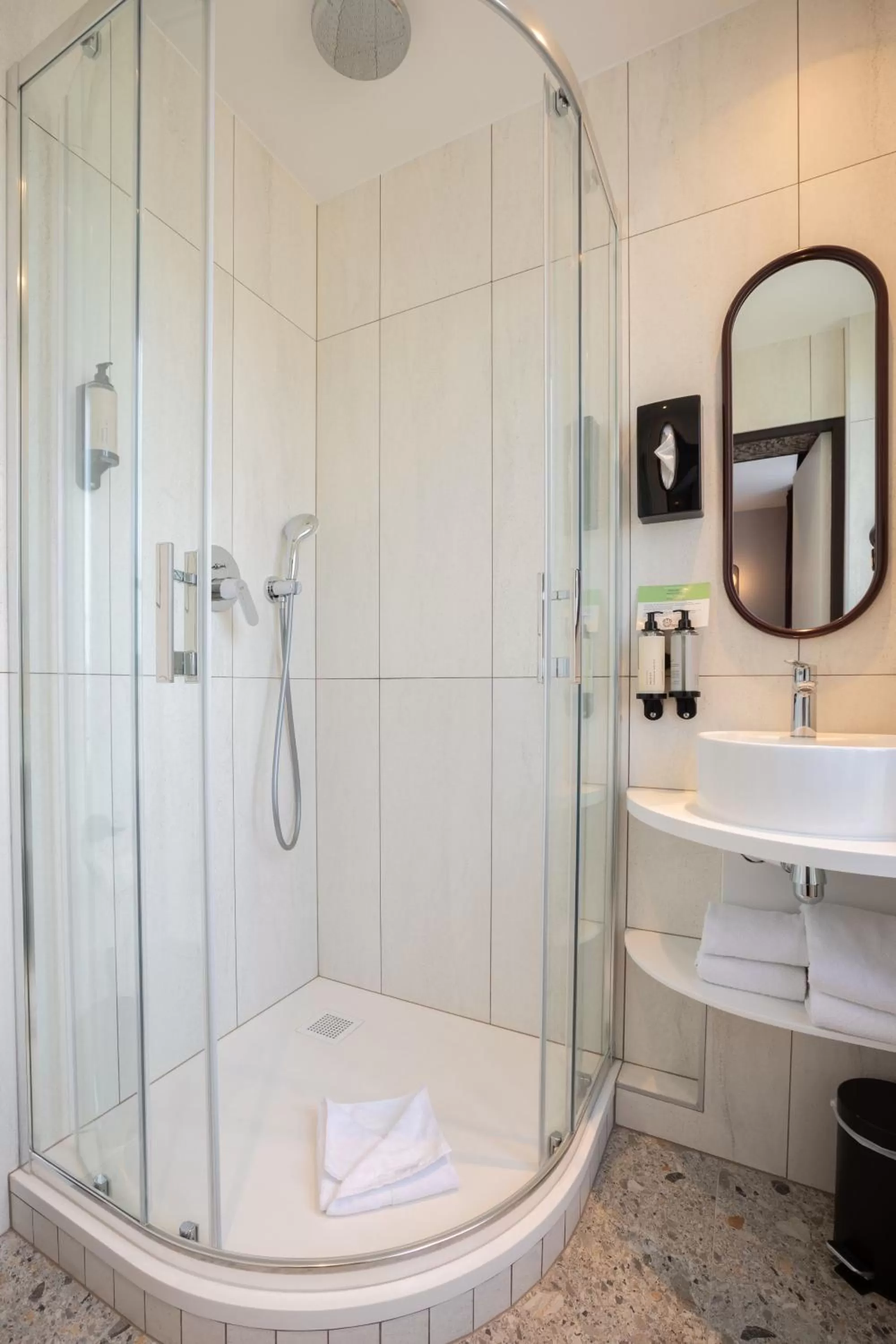 Shower in Hôtel Prince Albert Gare de Lyon