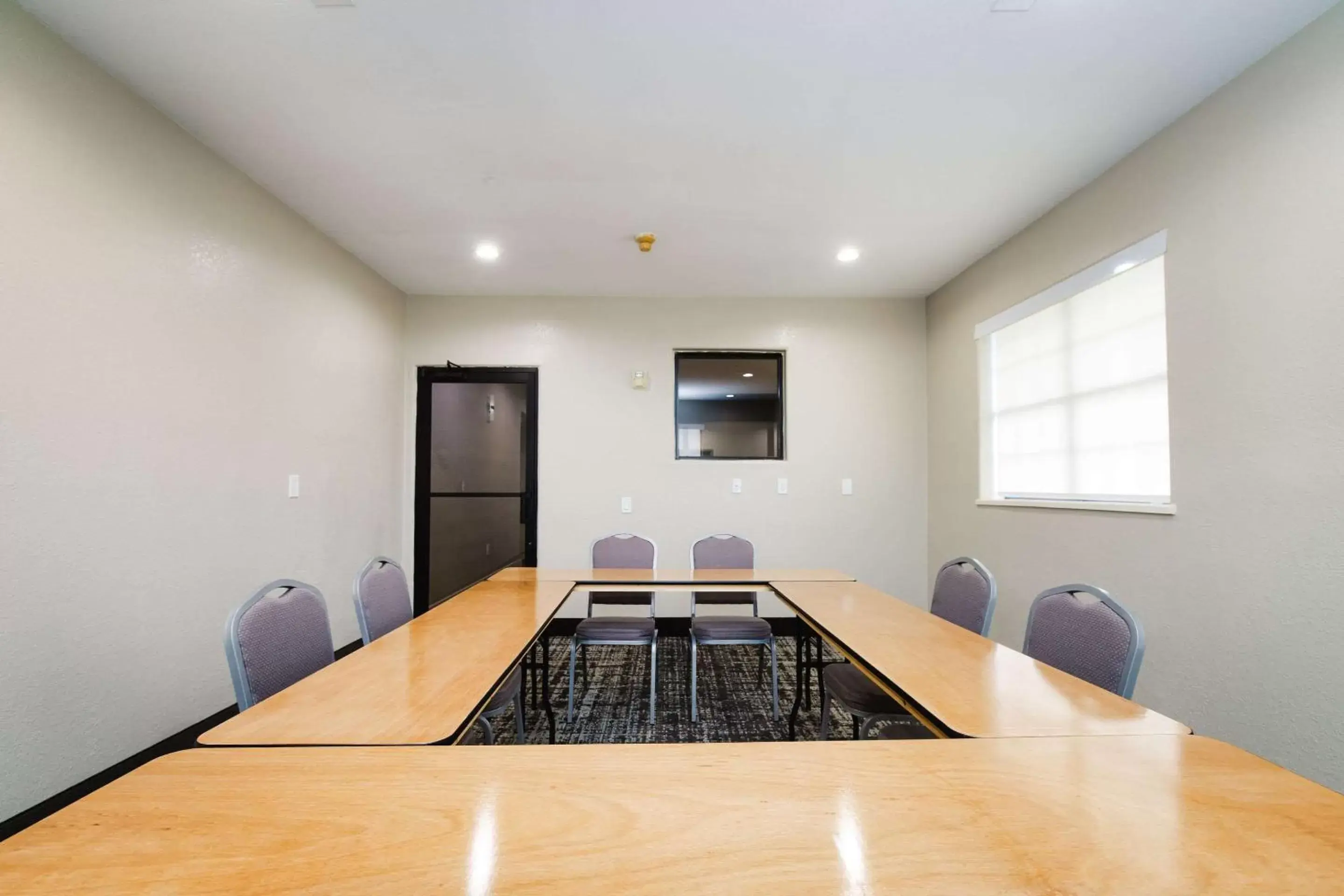 Meeting/conference room in Quality Suites Houston Hobby Airport