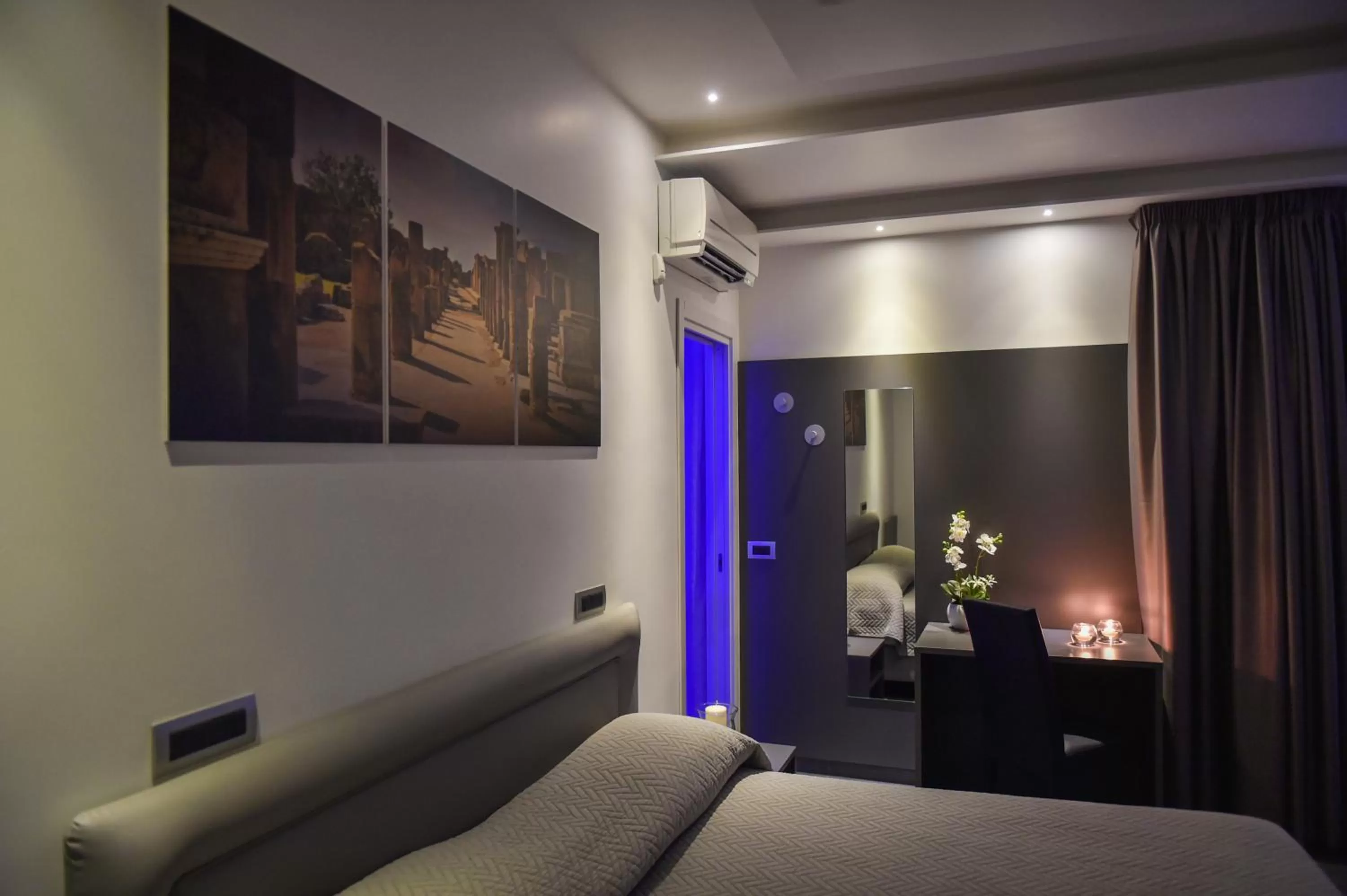 Bed in Pompei Inn Ruins B&B Luxury Suite