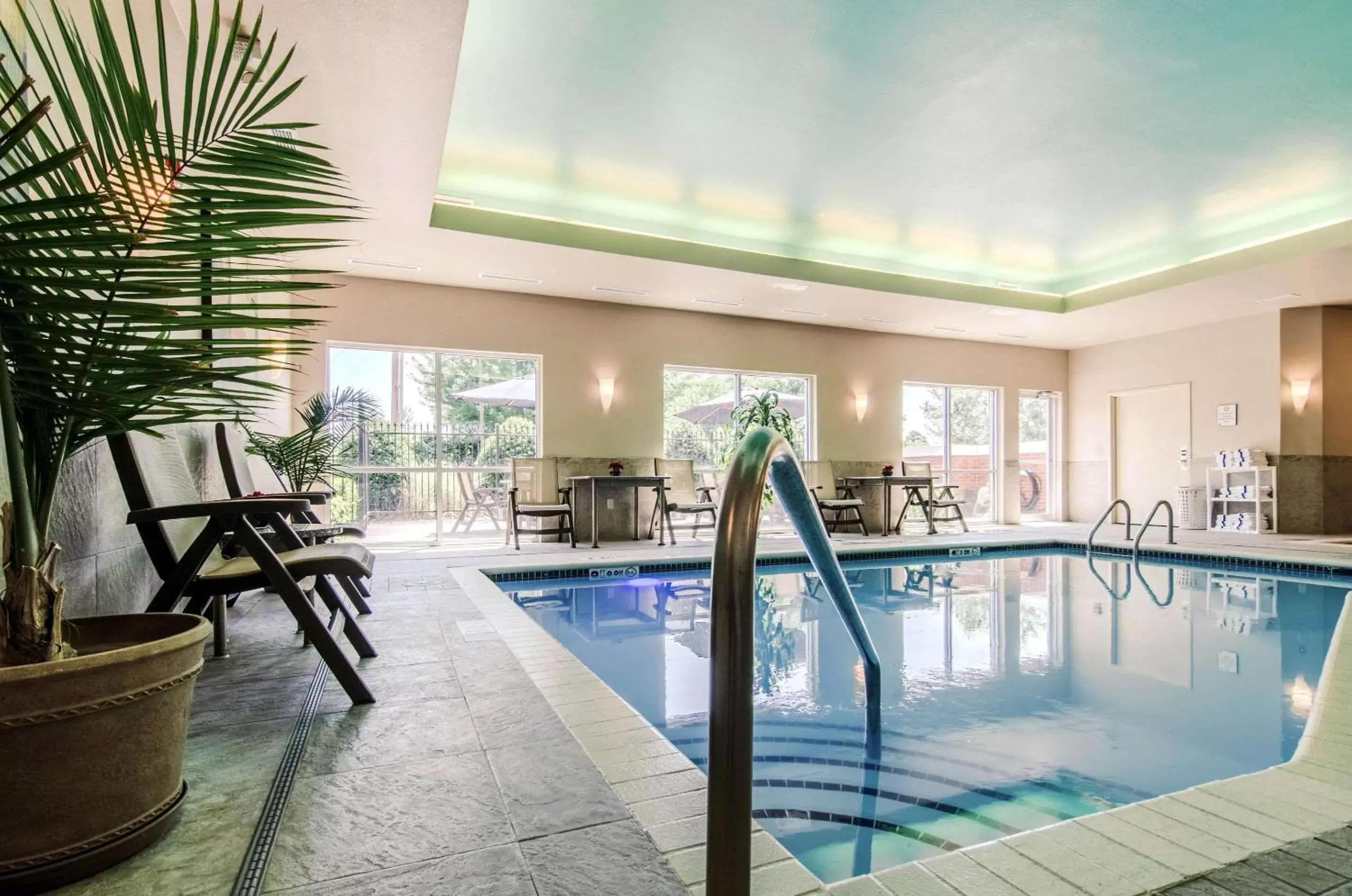 On site, Swimming Pool in Comfort Suites Bentonville - Rogers