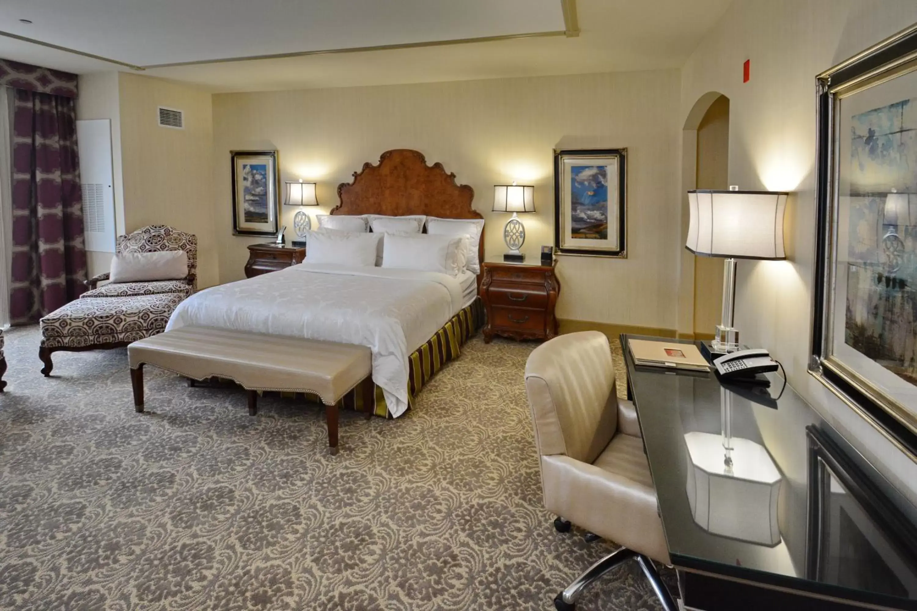 Bedroom, Bed in Woolley's Classic Suites Denver Airport