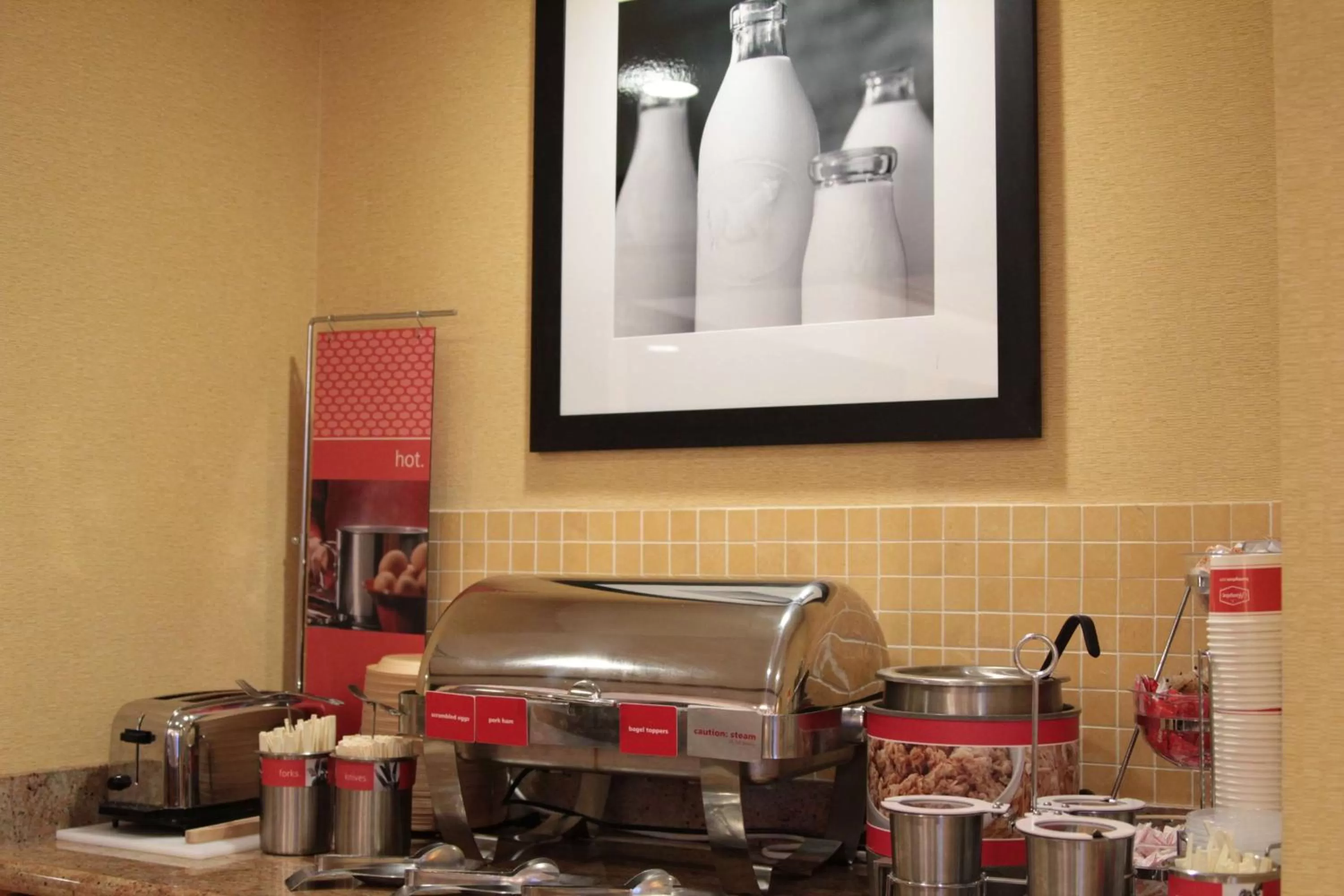 Dining area in Hampton Inn Hampton-Newport News