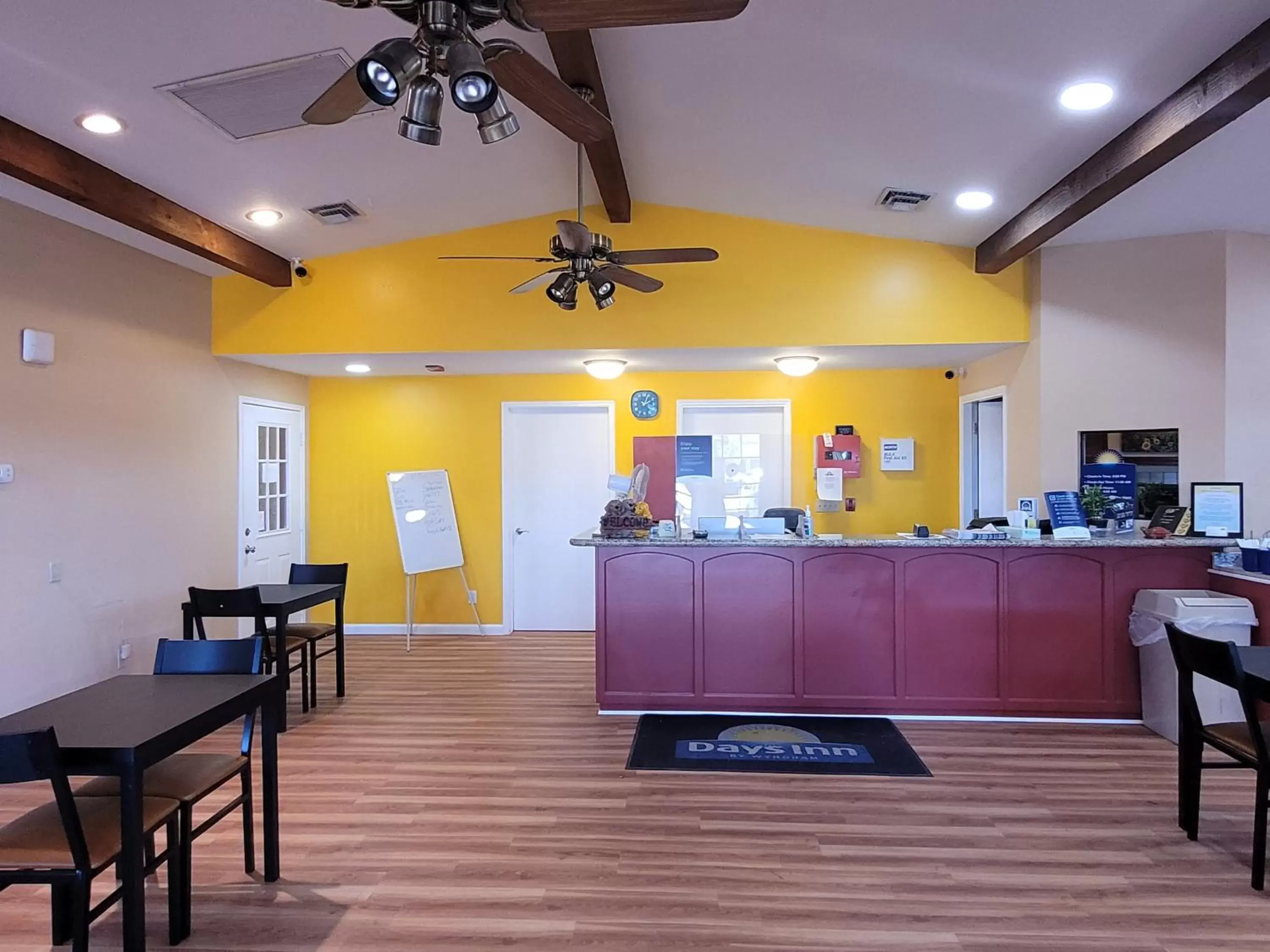Lobby or reception, Restaurant/Places to Eat in Days Inn by Wyndham Willcox