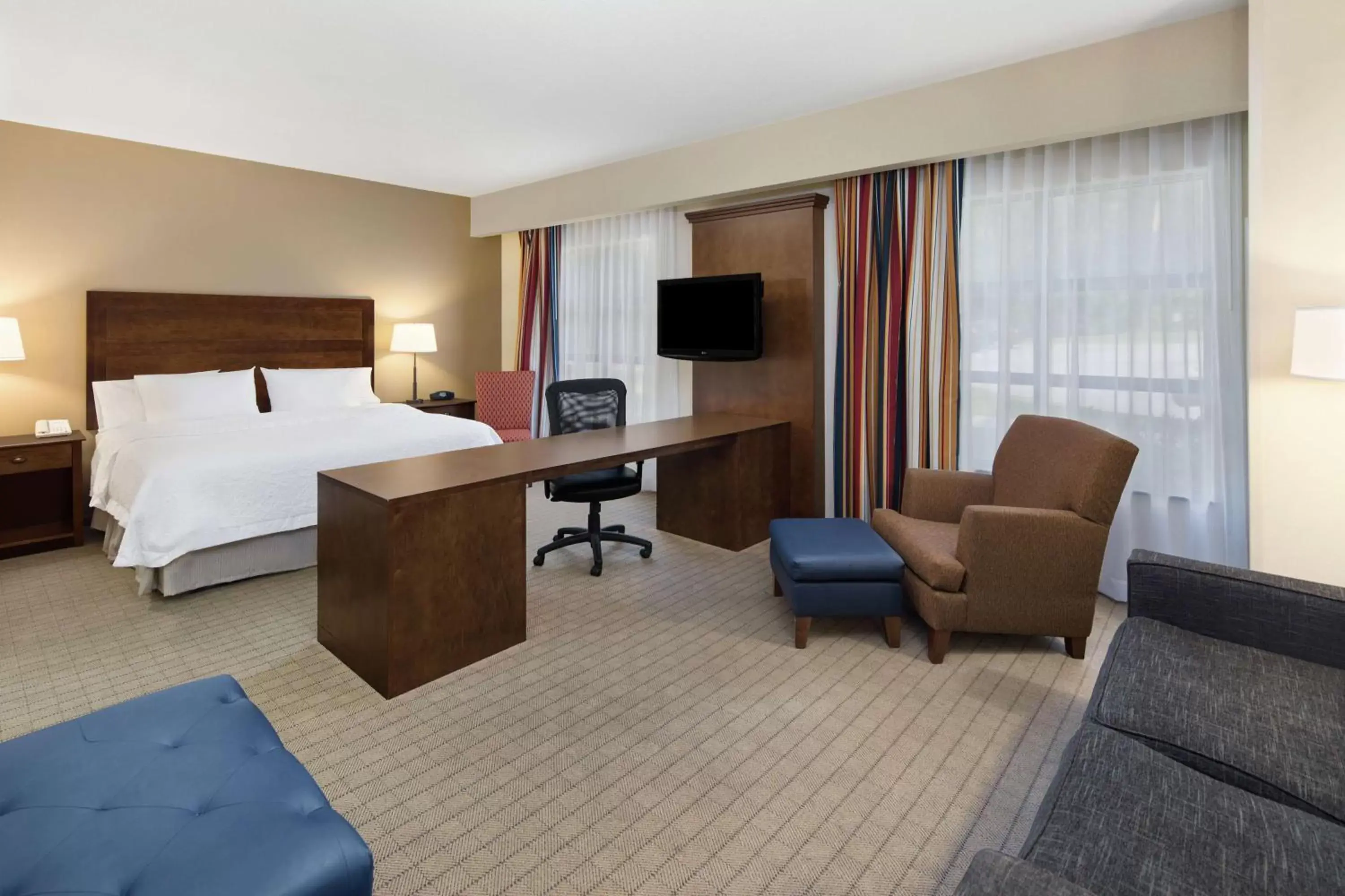 Bed, Seating Area in Hampton Inn Columbus/South-Fort Benning