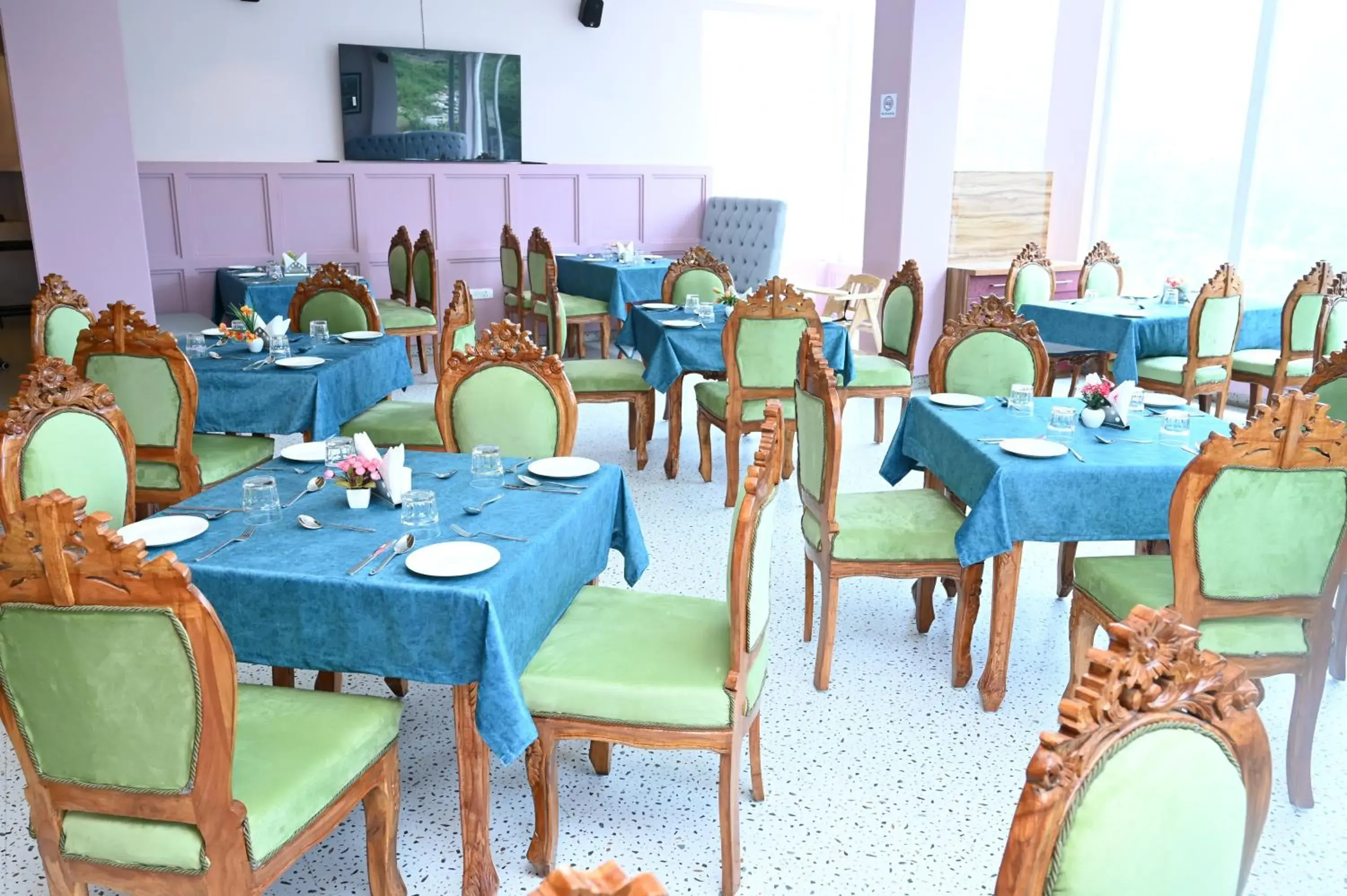 Restaurant/Places to Eat in SPT Clarks Inn Mandi