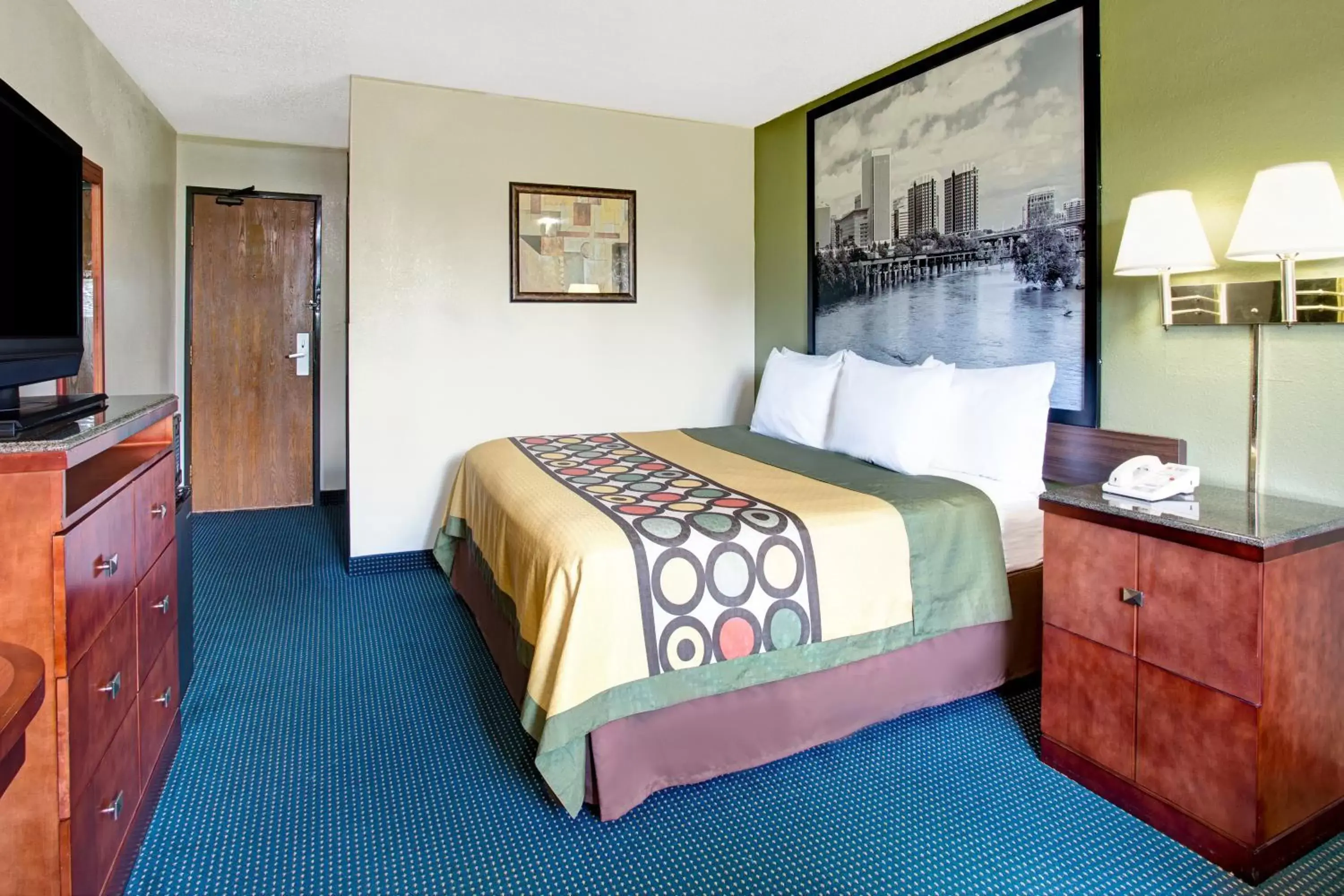 Queen Room - Mobility Access/Non-Smoking in Super 8 by Wyndham Newport News/Jefferson Ave.
