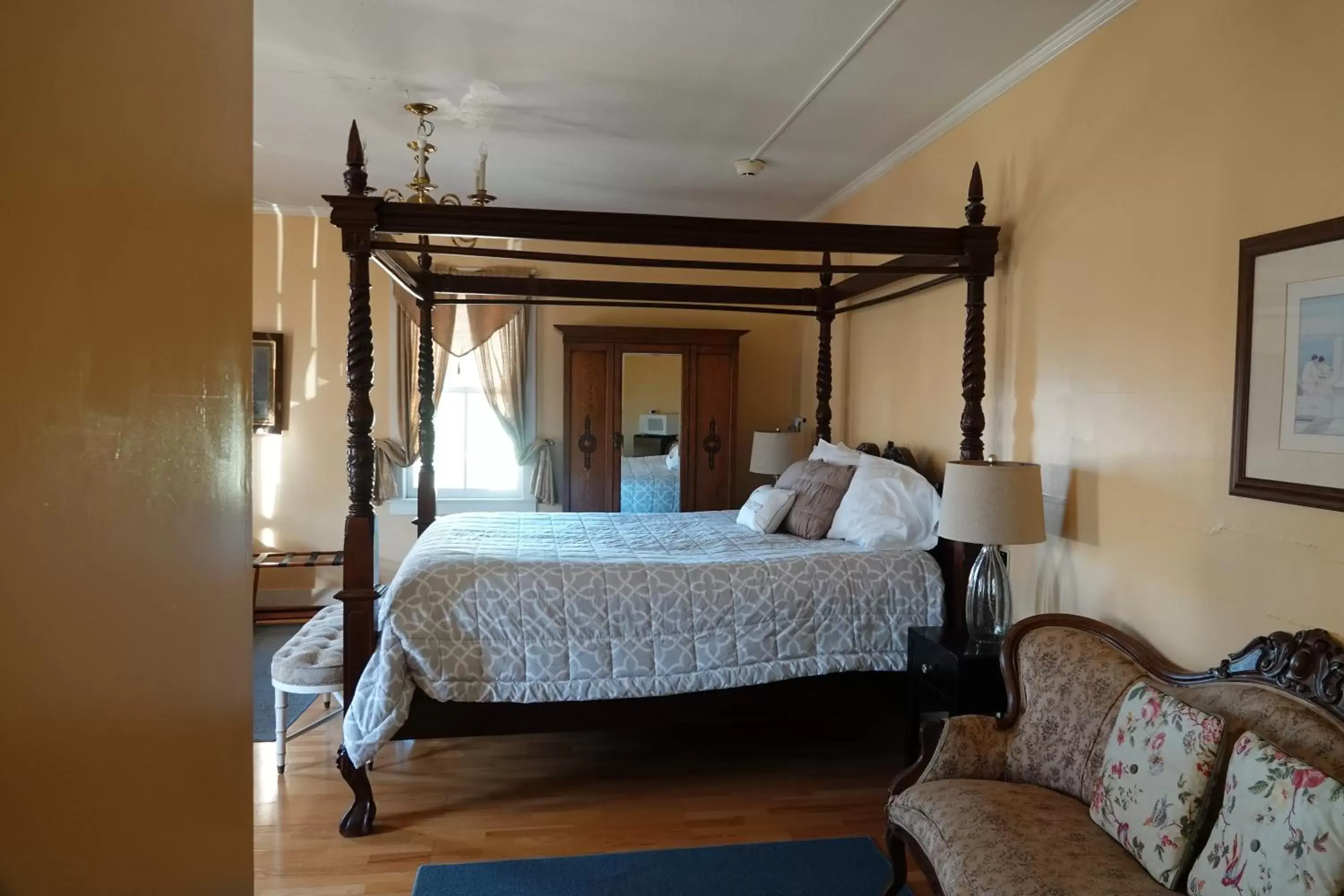 Large Single Room in Union Hotel Large Single Room in Union Hotel