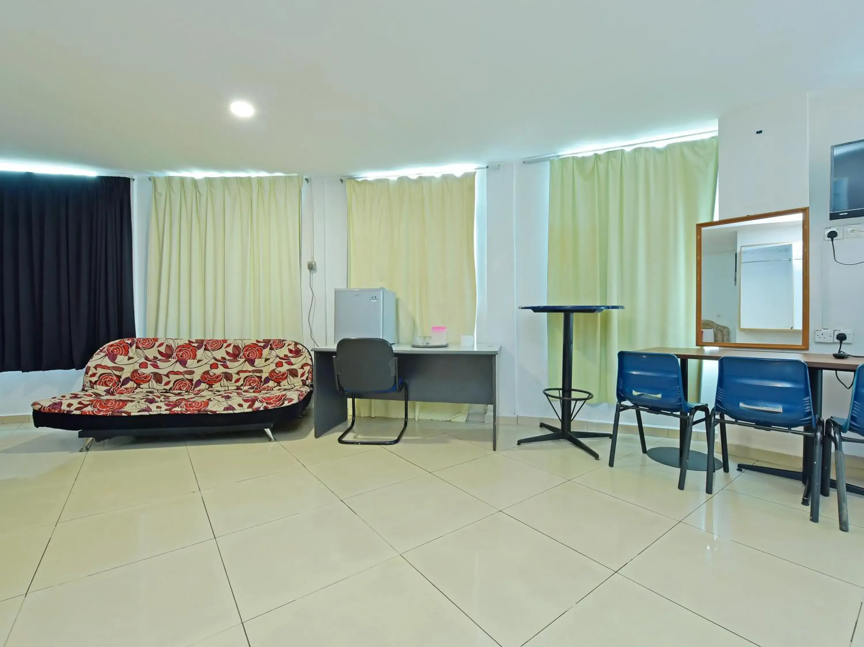 Bedroom, Seating Area in OYO 90494 Sam Huat Hotel