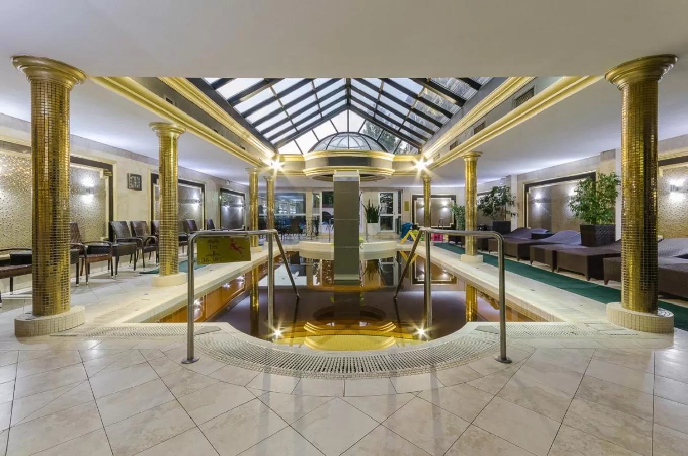 Swimming pool in Hotel Aurum