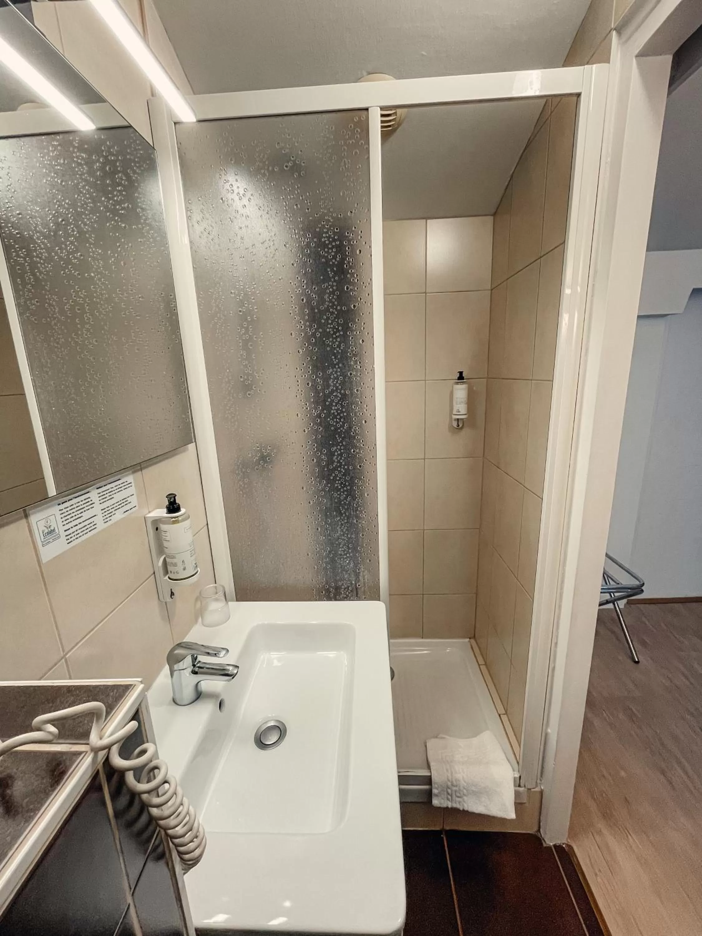 Bathroom in Garden Hotel Rennes Centre Gare