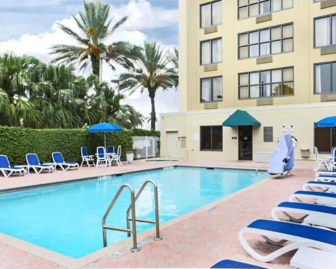 Swimming pool in Comfort Suites Miami - Kendall