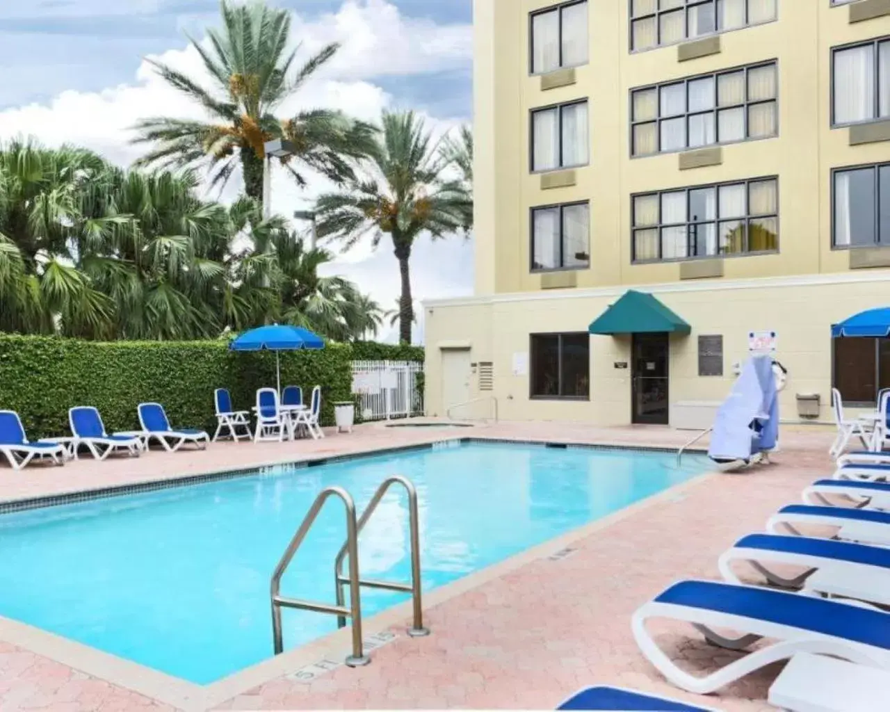 Swimming Pool in Comfort Suites Miami