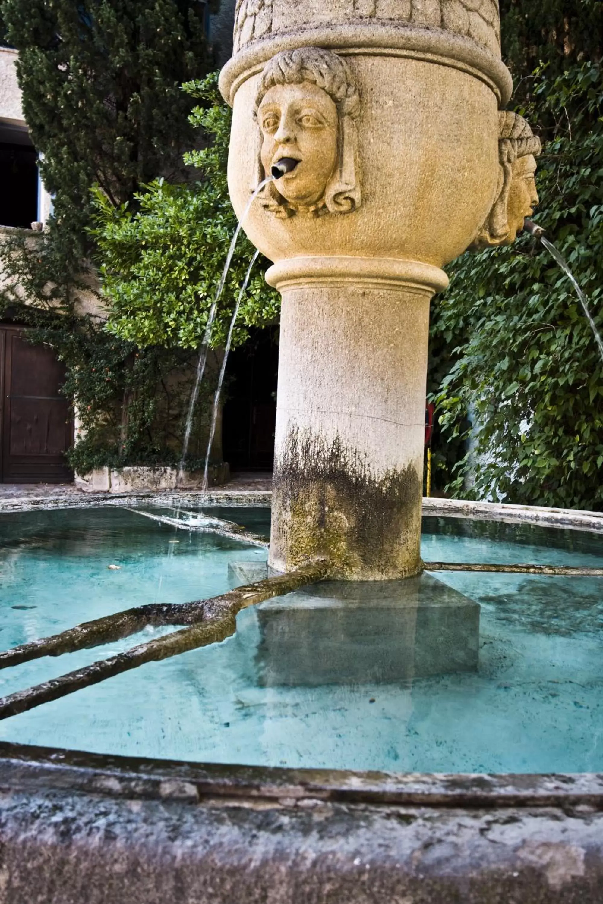 Nearby landmark, Swimming Pool in Hôtel la Fête en Provence