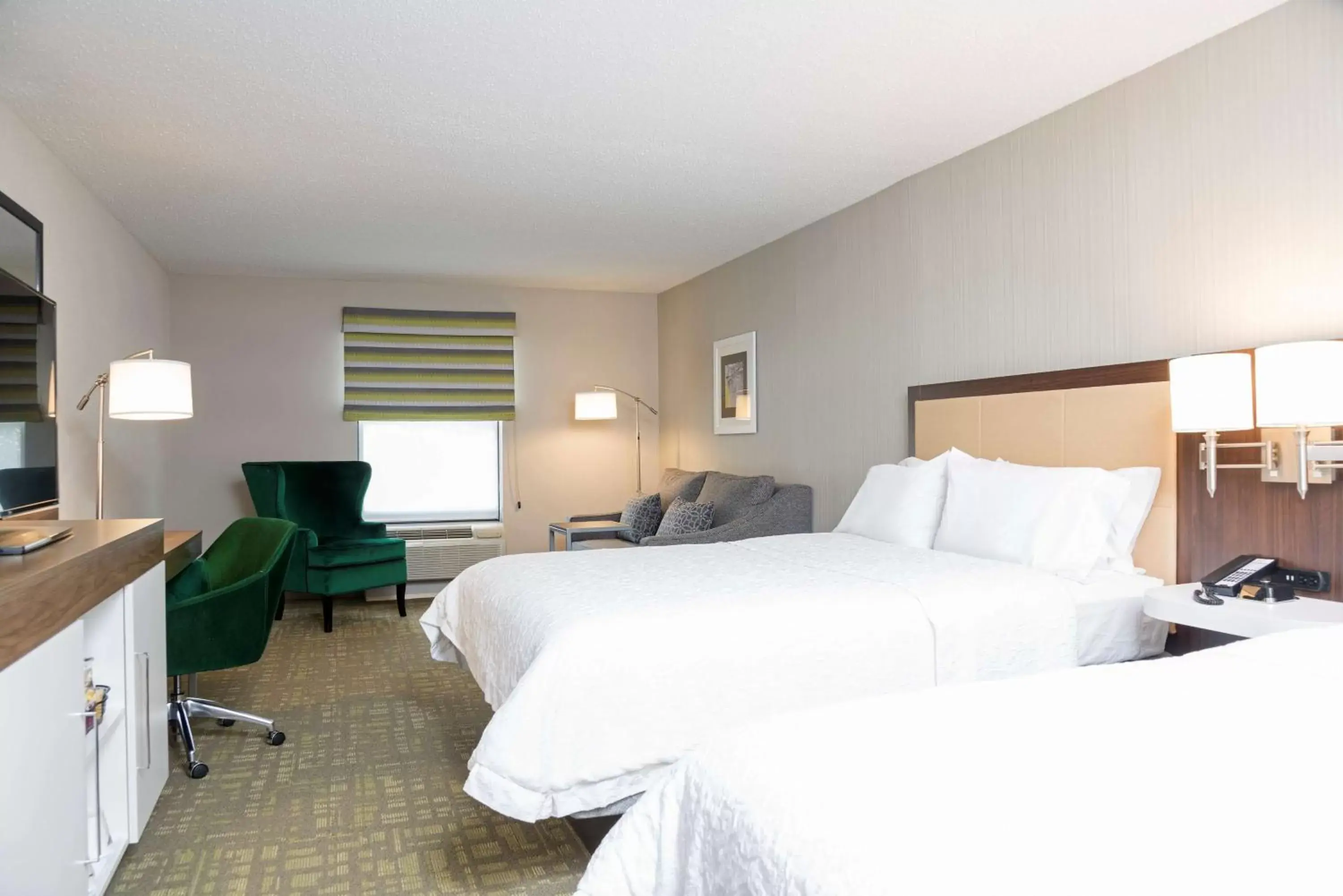 Bedroom, Bed in Hampton Inn & Suites East Lansing