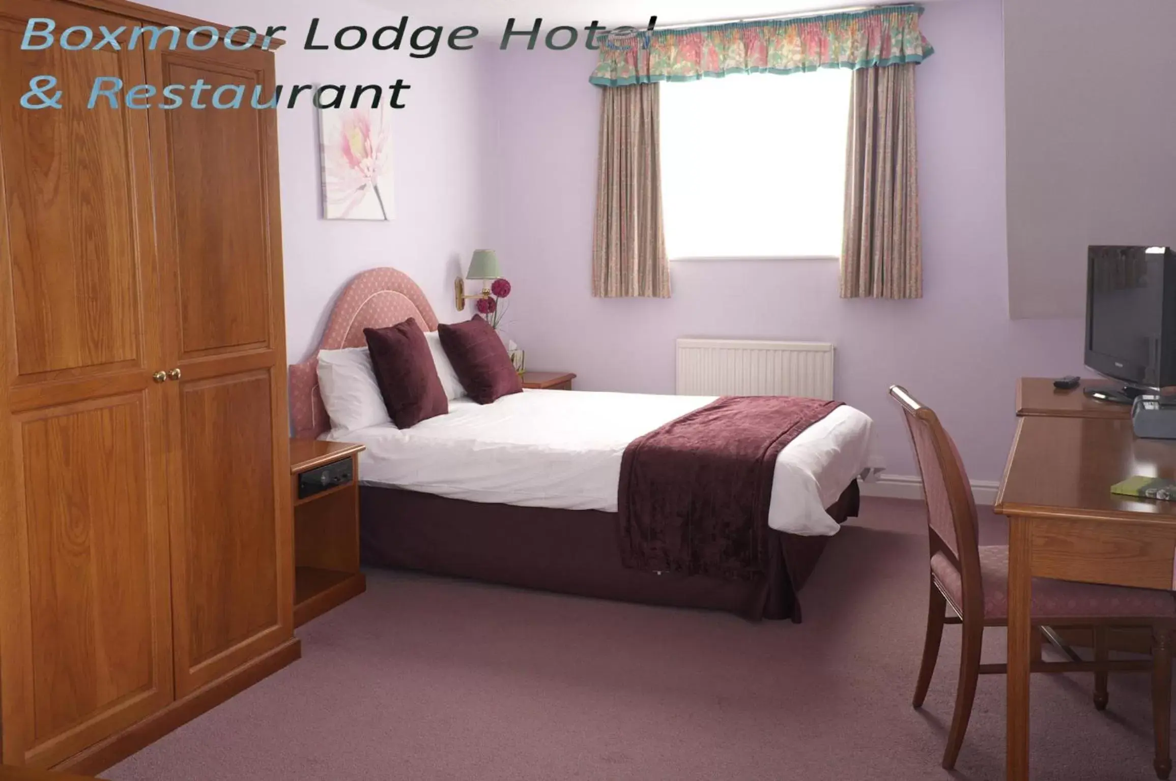 Photo of the whole room, Bed in Boxmoor Lodge Hotel