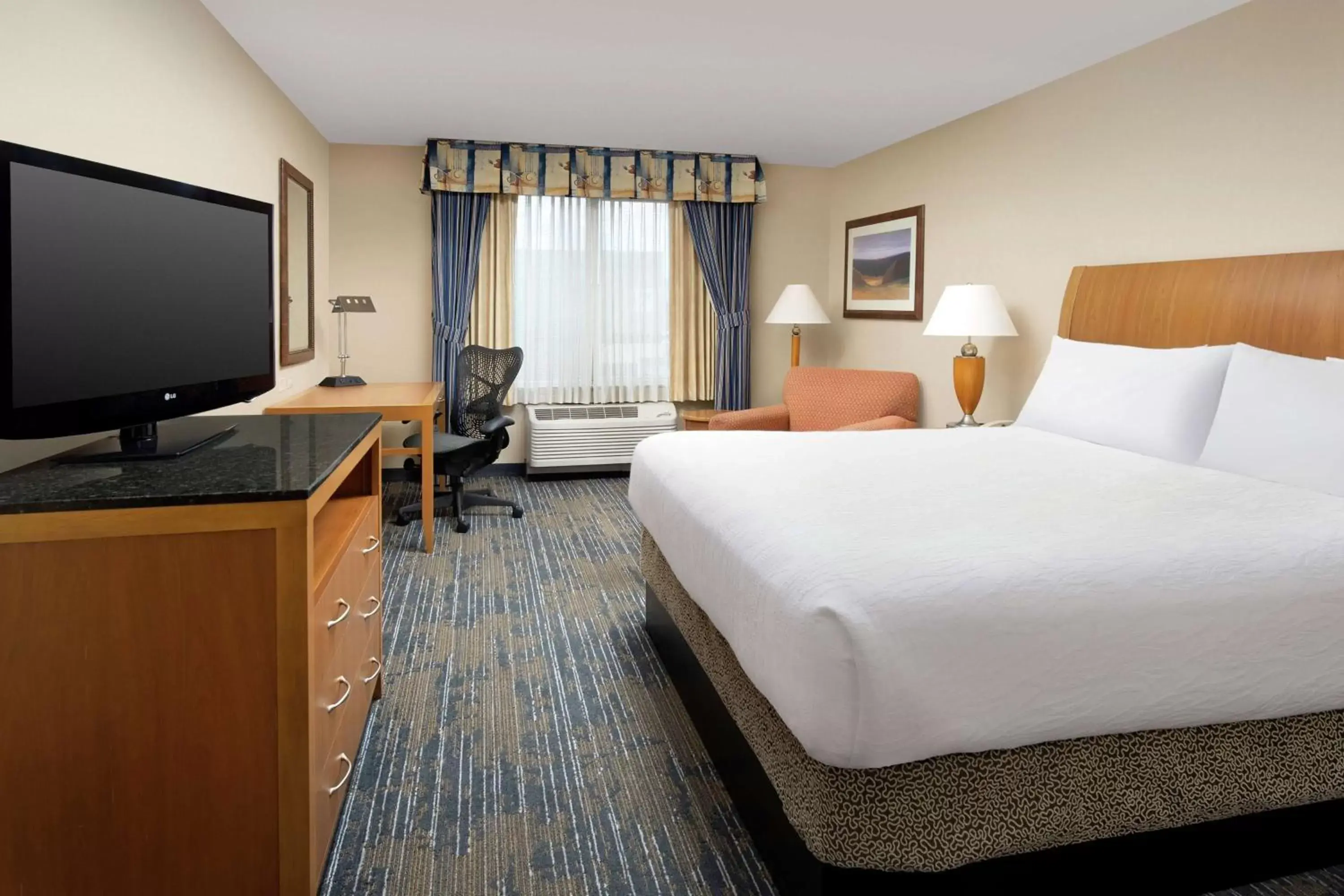 Bedroom, TV/Entertainment Center in Hilton Garden Inn Yakima Downtown