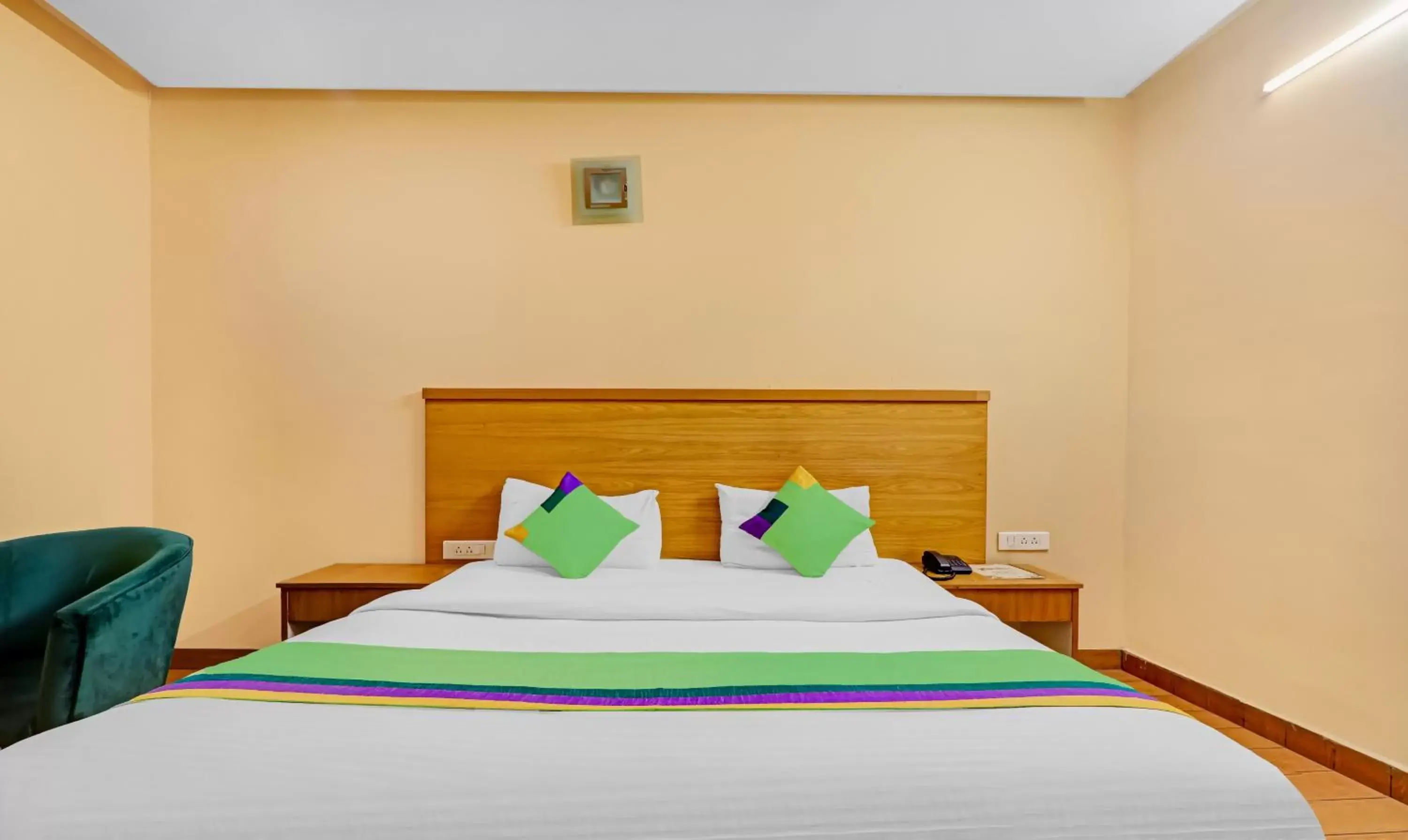 Bedroom, Bed in Treebo Edesia Bedroom, Bed in Treebo Edesia