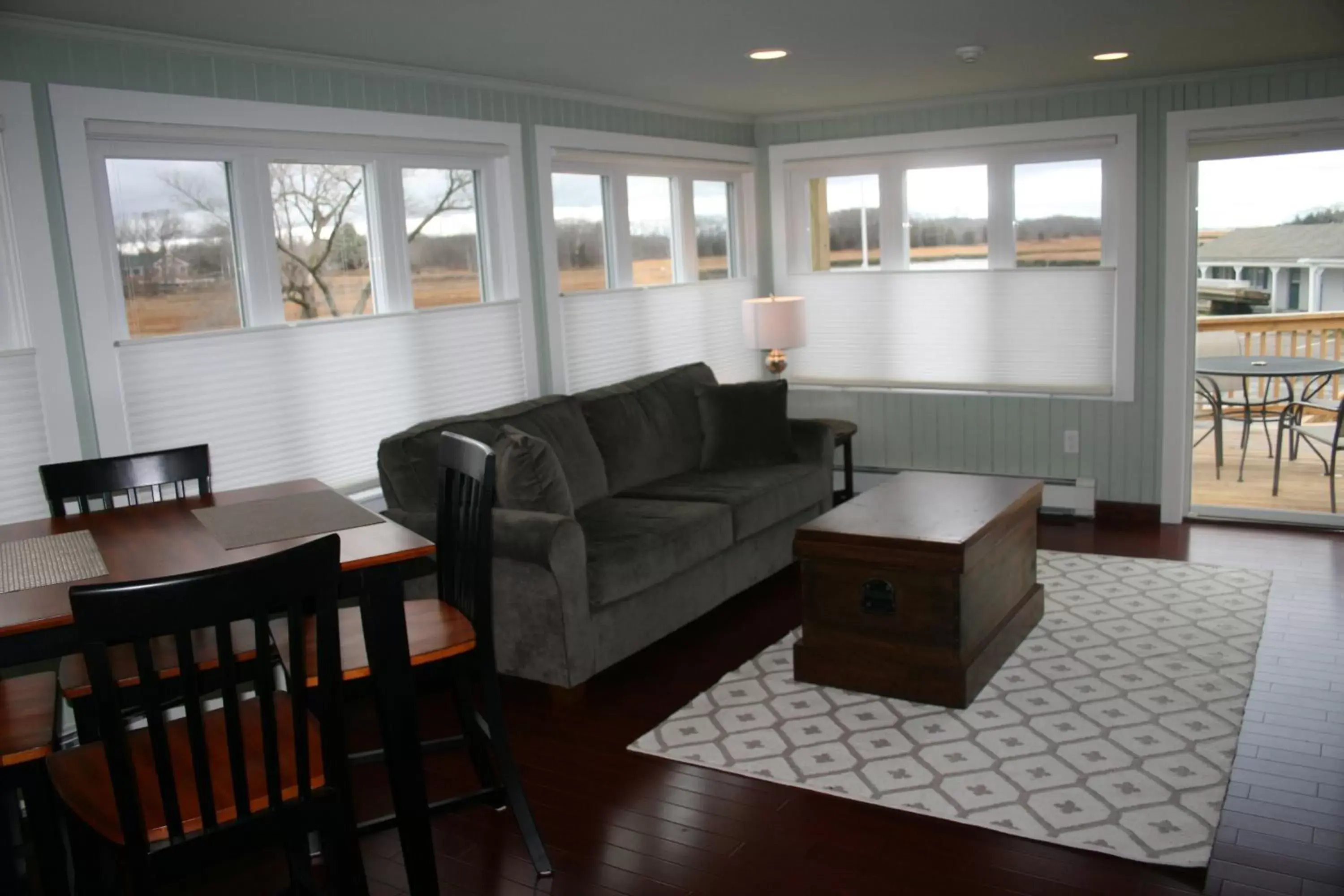 Living room, Seating Area in Shea's Riverside Inn & Motel