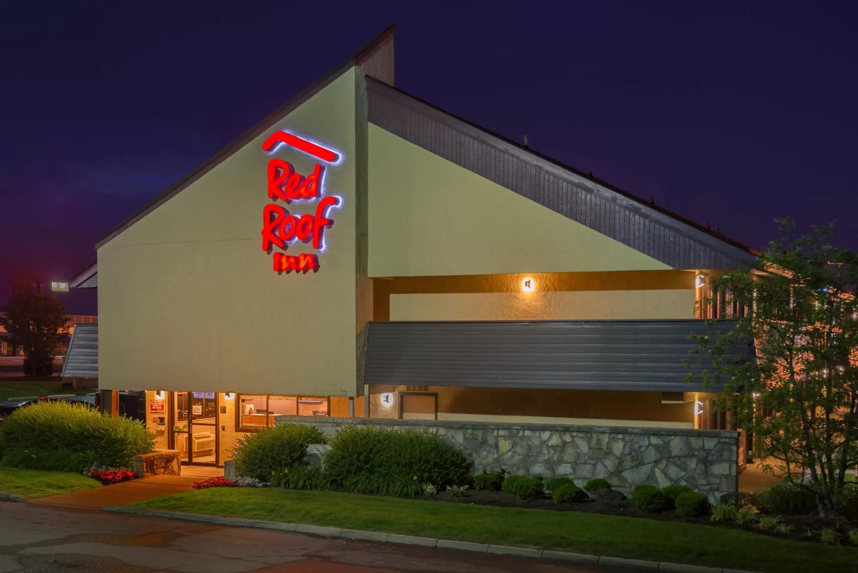 Property building, Garden in Red Roof Inn Dayton North Airport