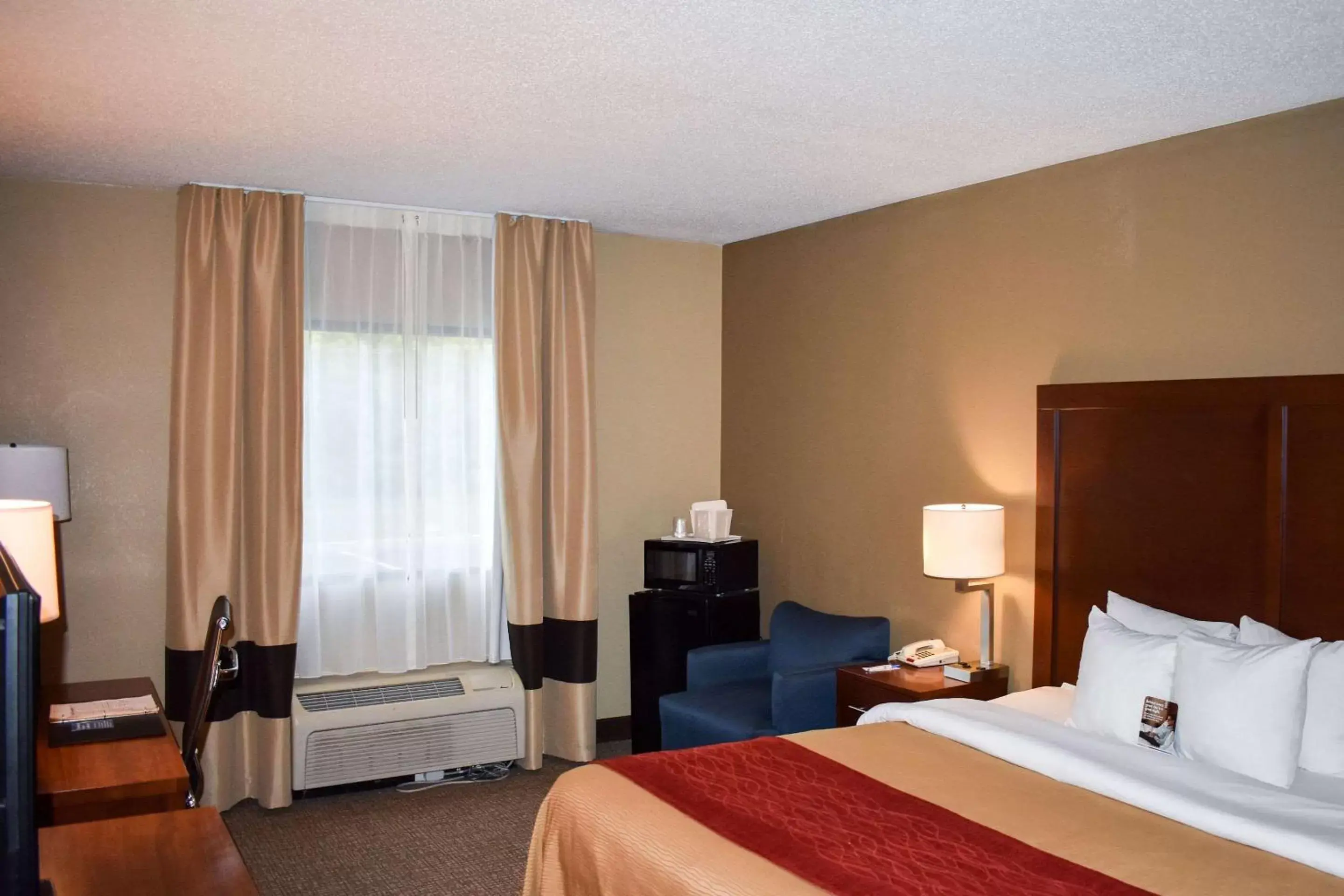 Photo of the whole room, Bed in Comfort Inn Bordentown near NJ Turnpike