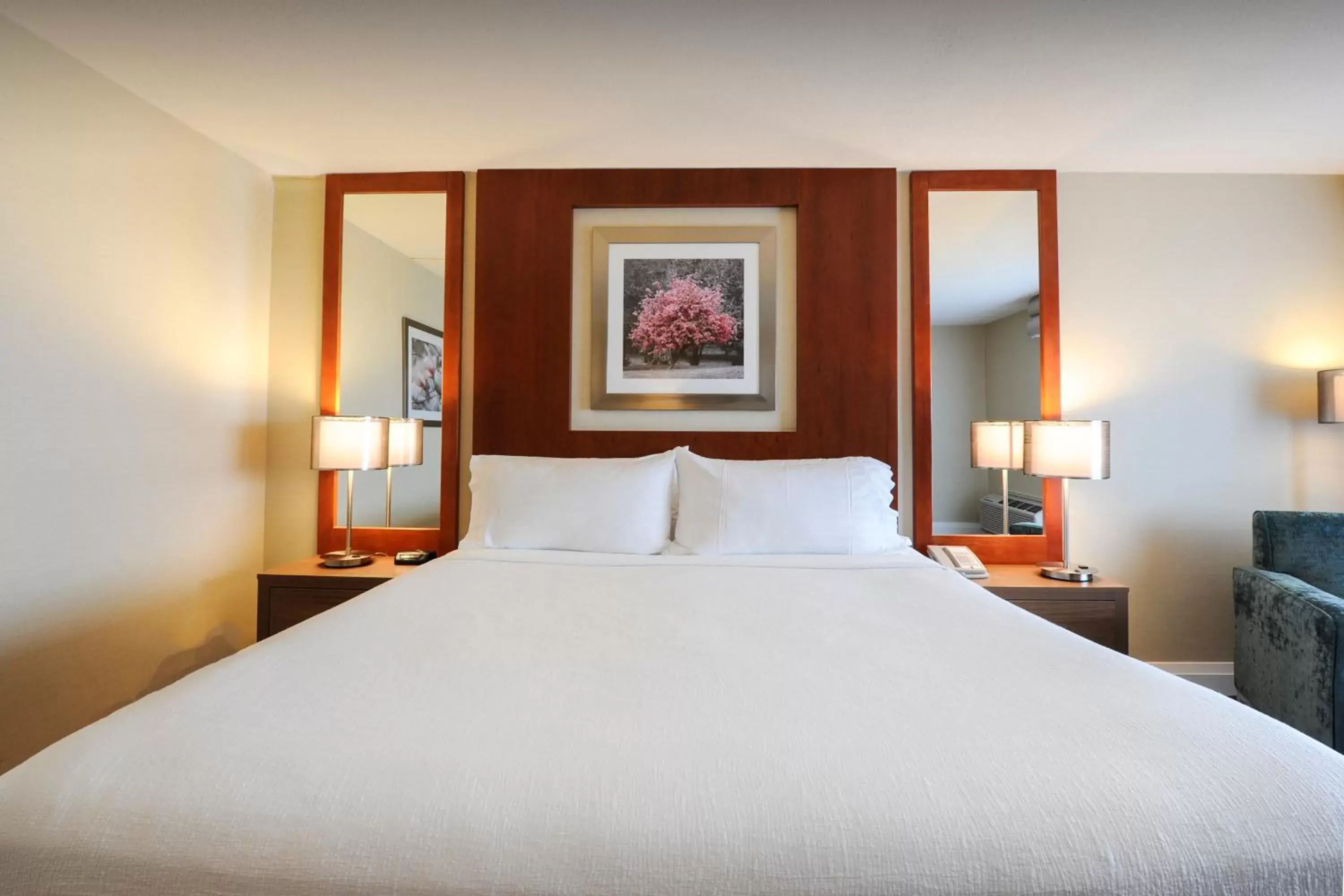 Bed in Holiday Inn Niagara Falls-By the Falls, an IHG Hotel