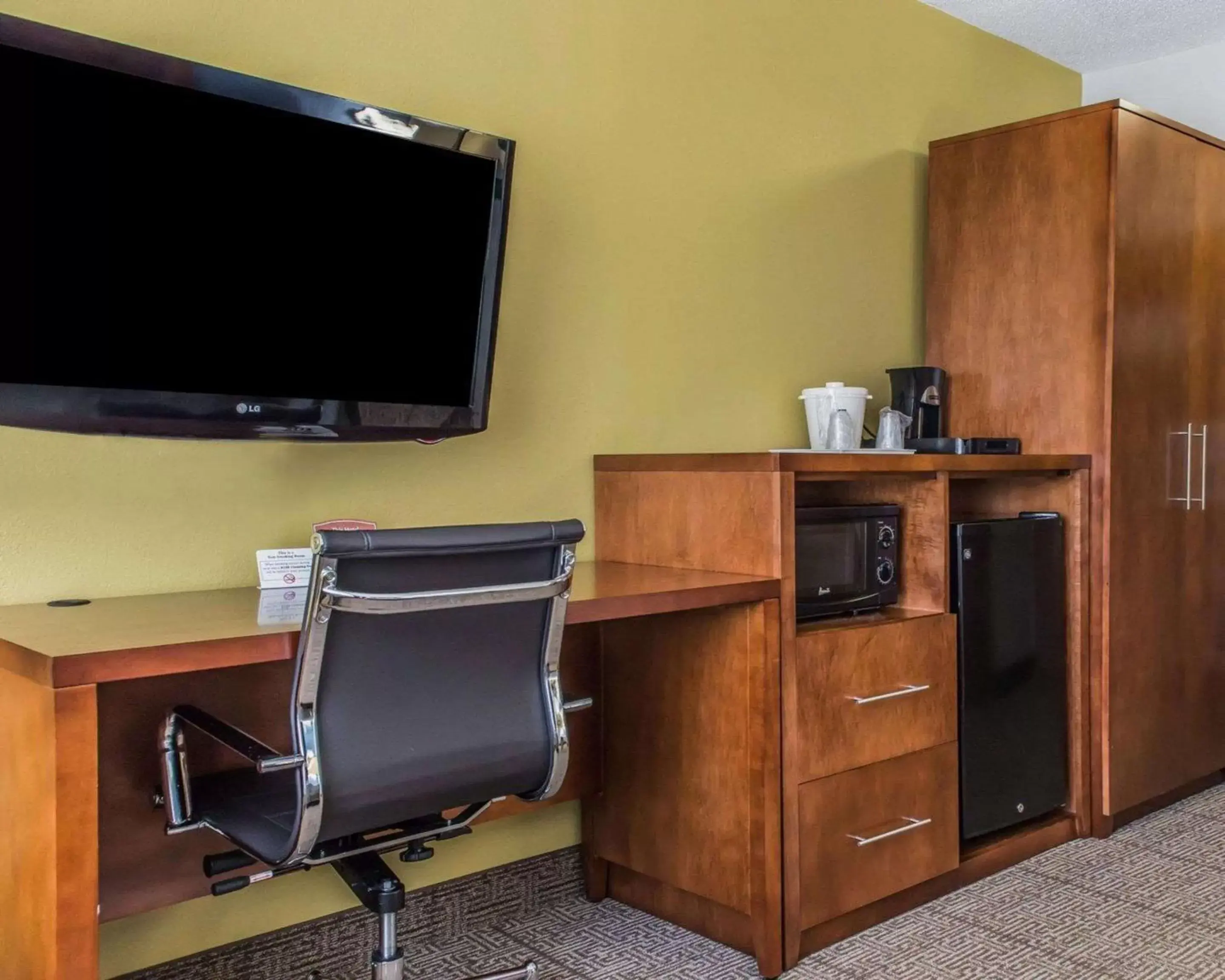 Photo of the whole room, TV/Entertainment Center in Comfort Inn Belle Vernon