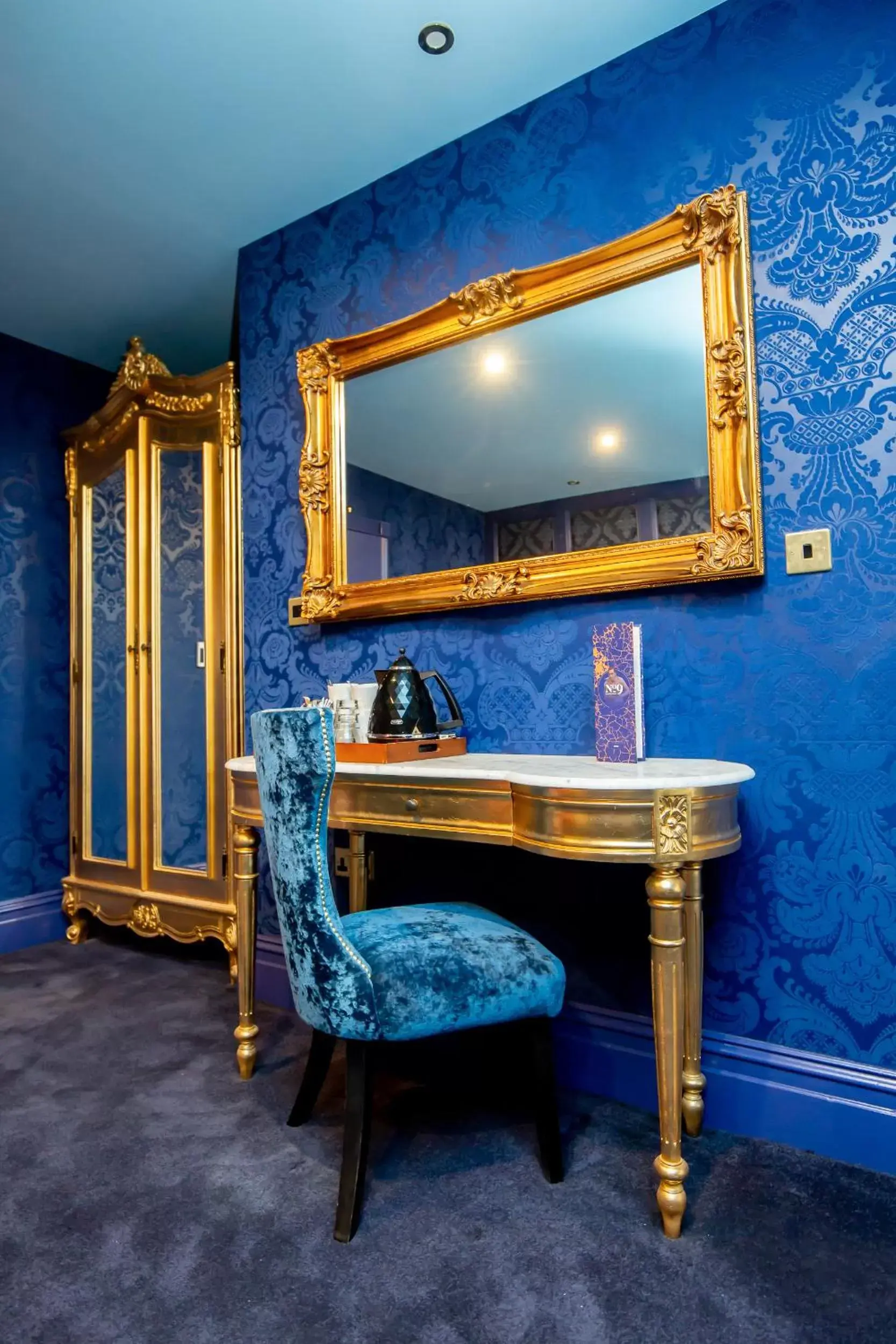 Seating area, Bathroom in The Dixie Dean Hotel