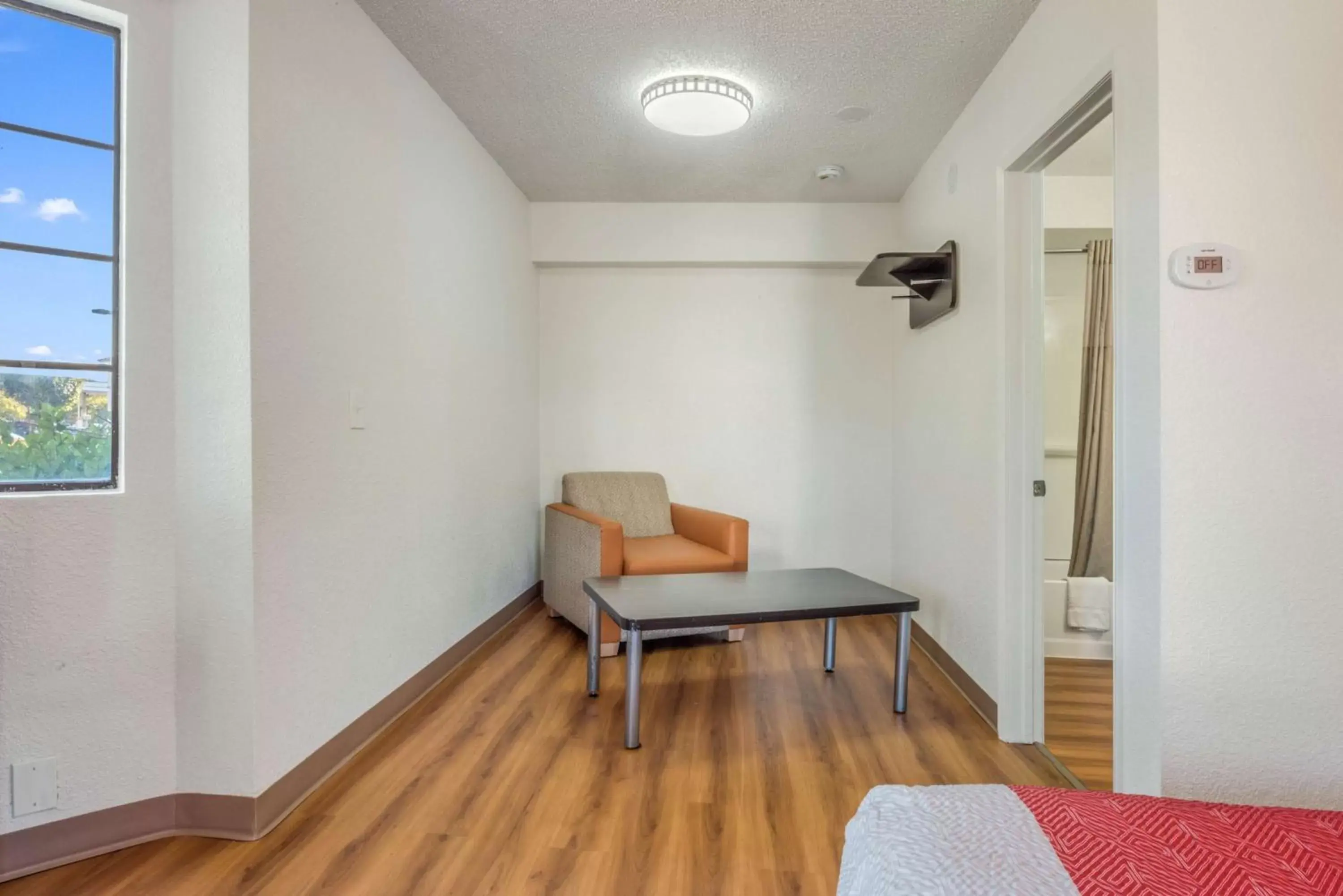 Bedroom, Seating Area in Motel 6-Fairfield, CA - North