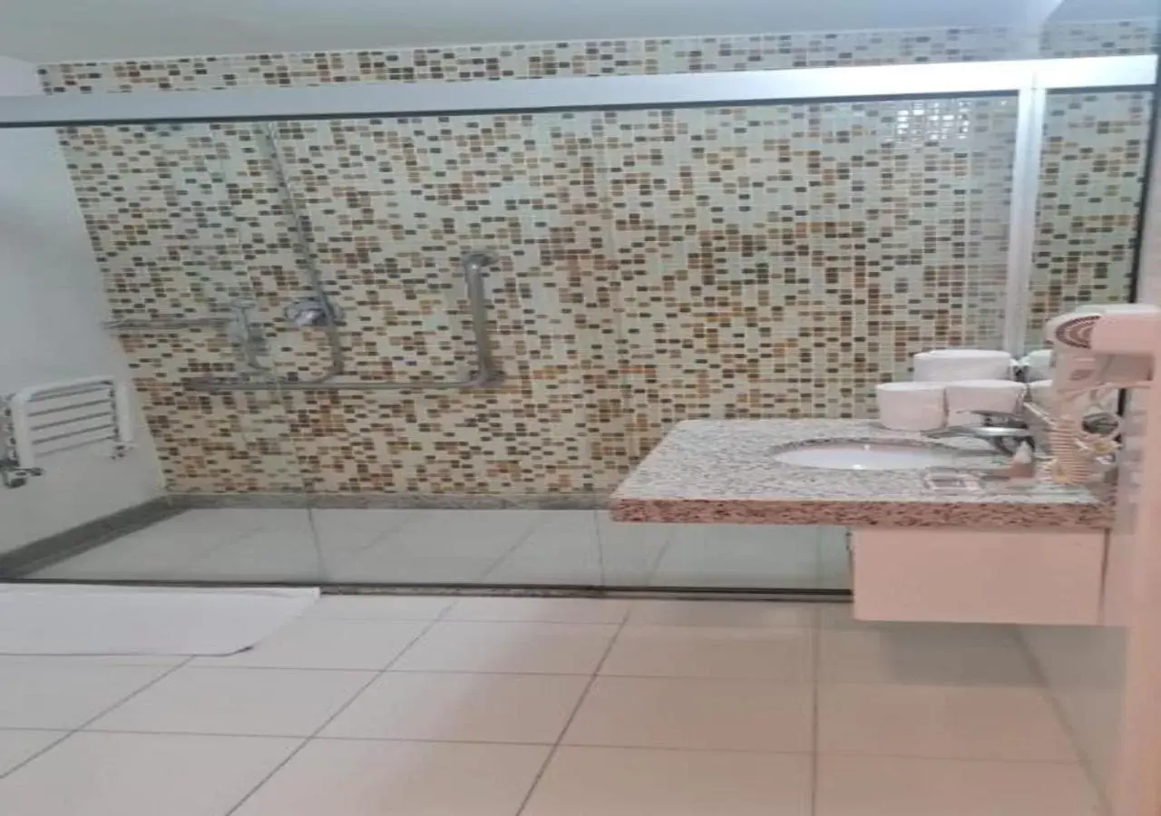 Bathroom in Quality Hotel & Suites Brasília