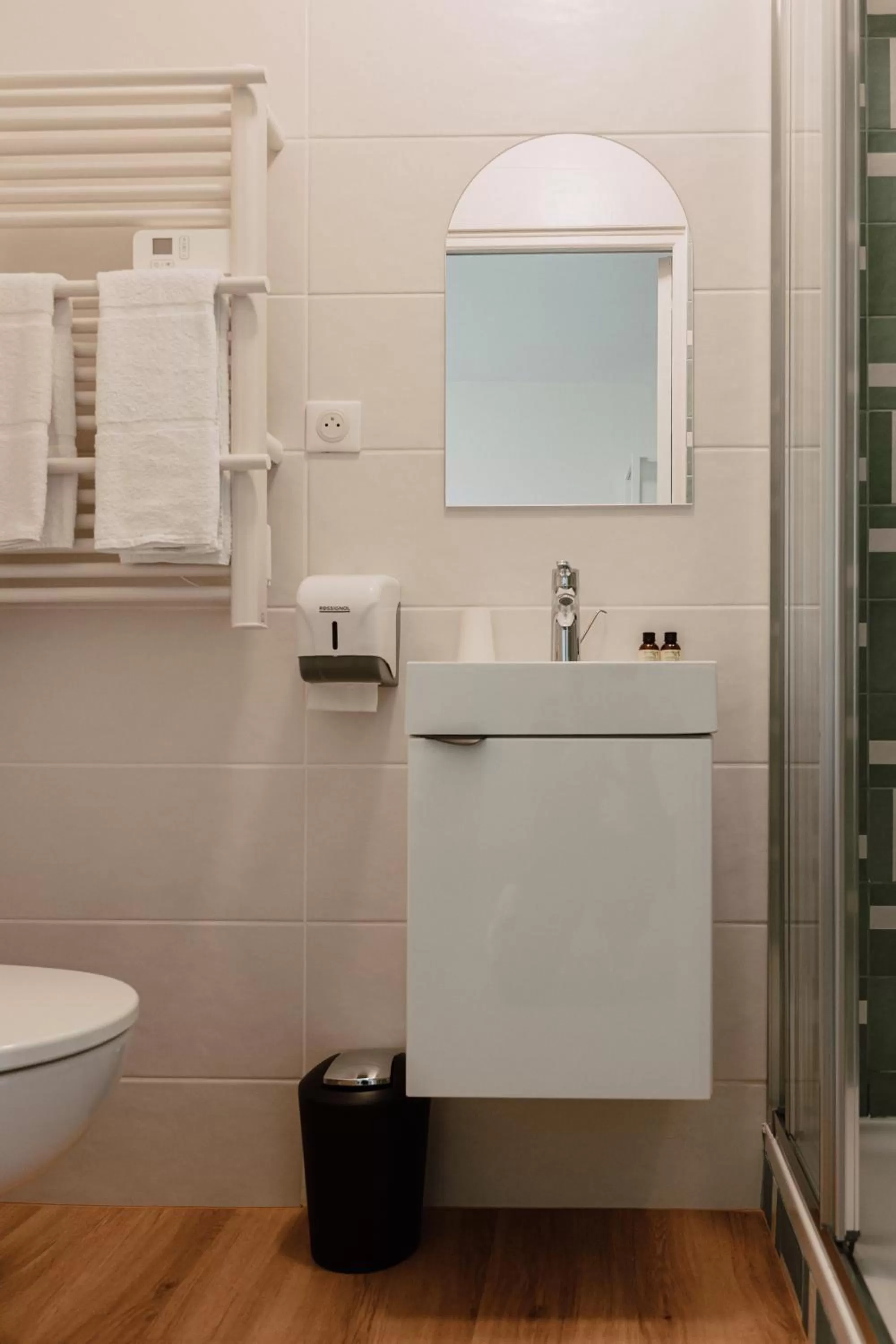 Bathroom in Mage hôtels - Hôtel la grenette - Brasserie Bonté Divine