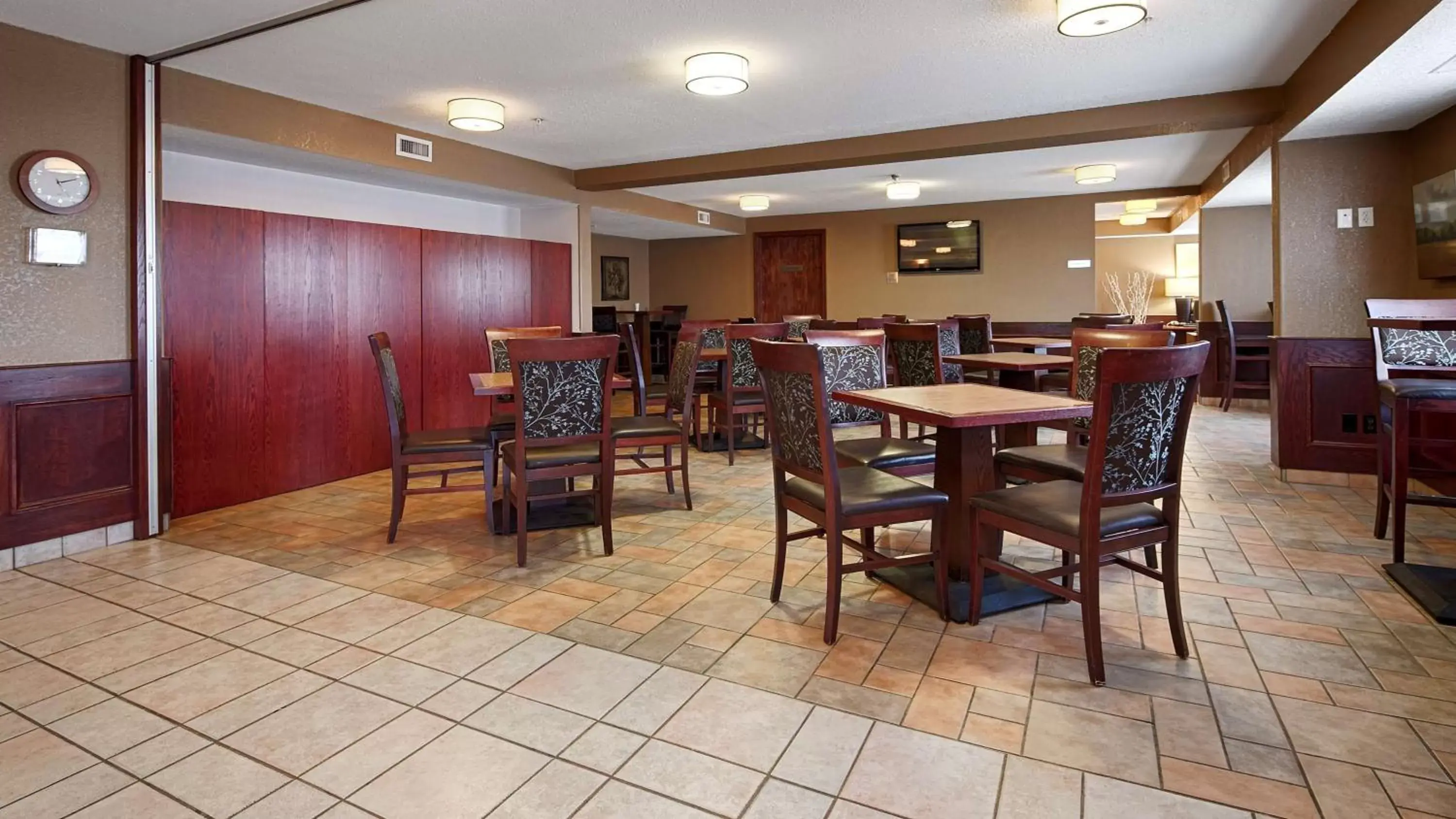 Restaurant/Places to Eat in Best Western Strathmore Inn