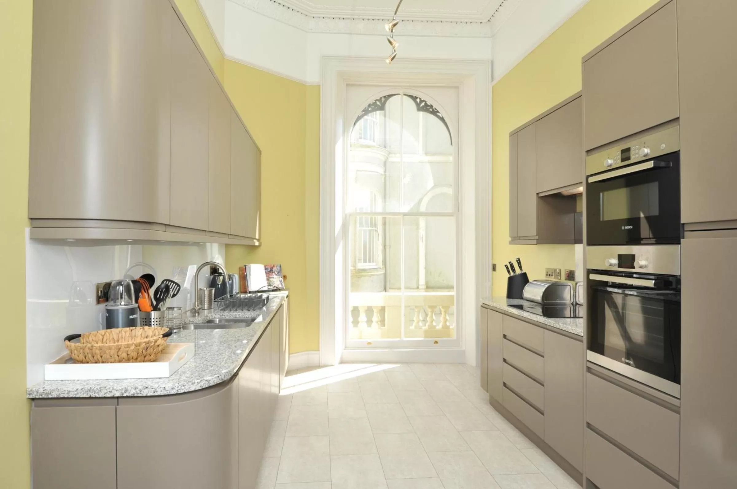 Kitchen or kitchenette in 1 Elliot Terrace