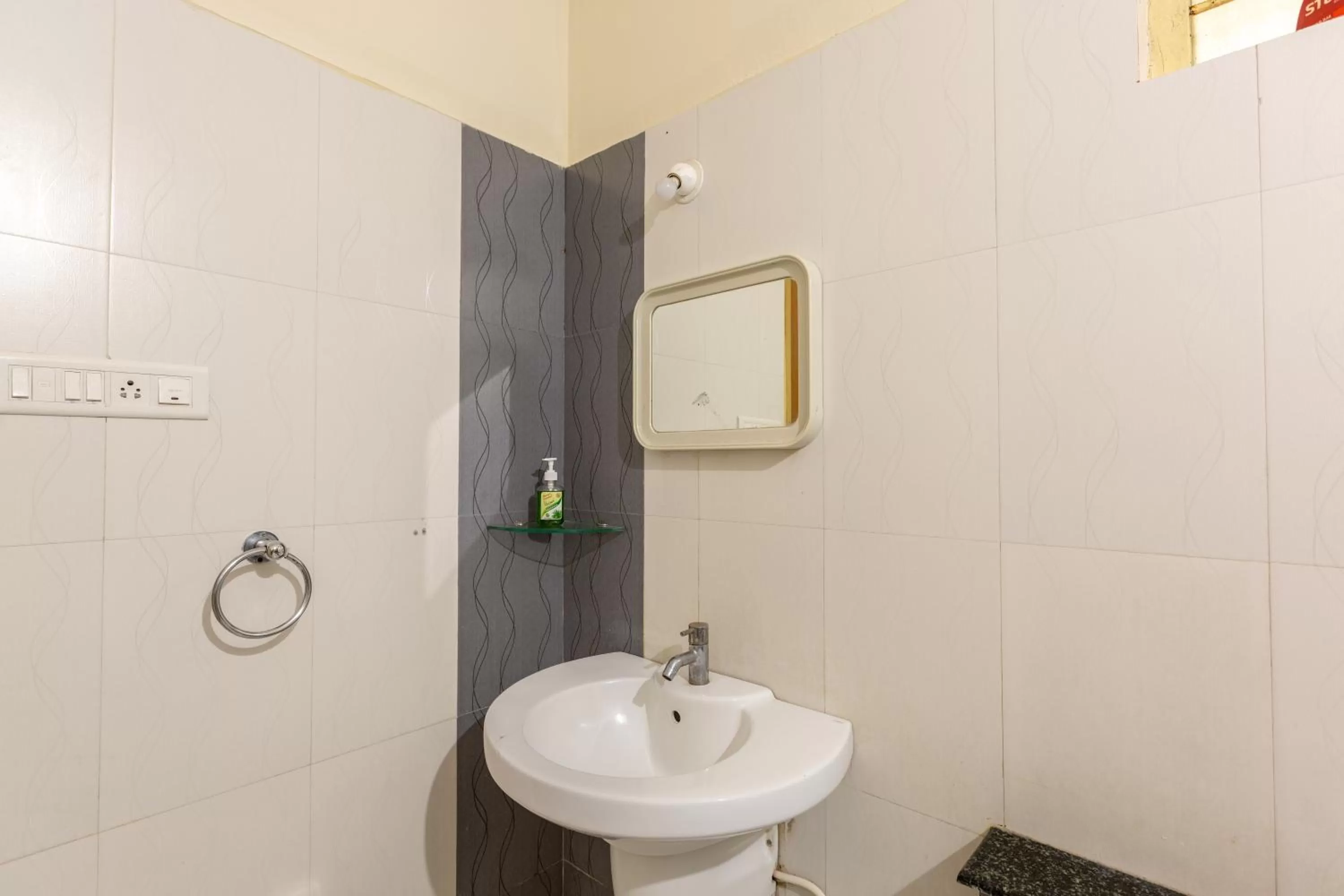 Toilet in KSTDC Hotel Mayura Velapuri Belur