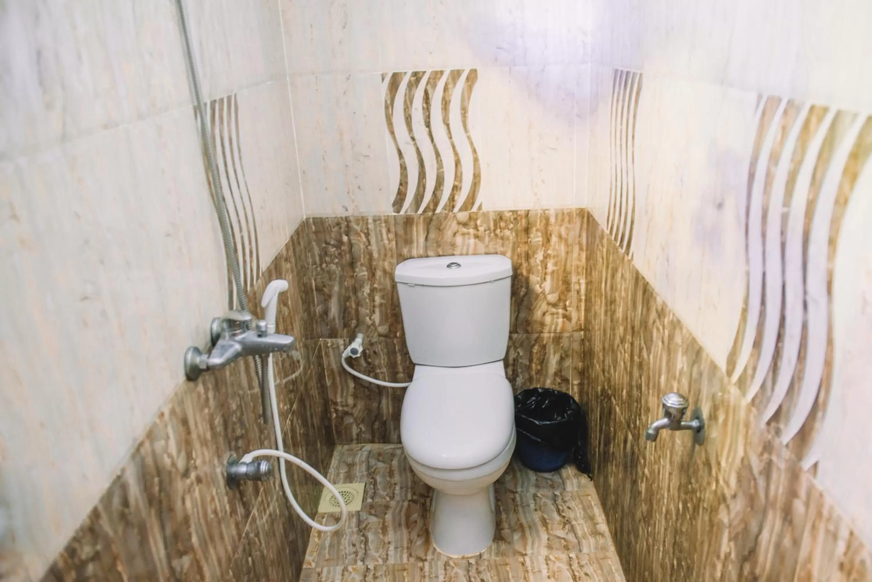 Shower in Kadolana Guest House