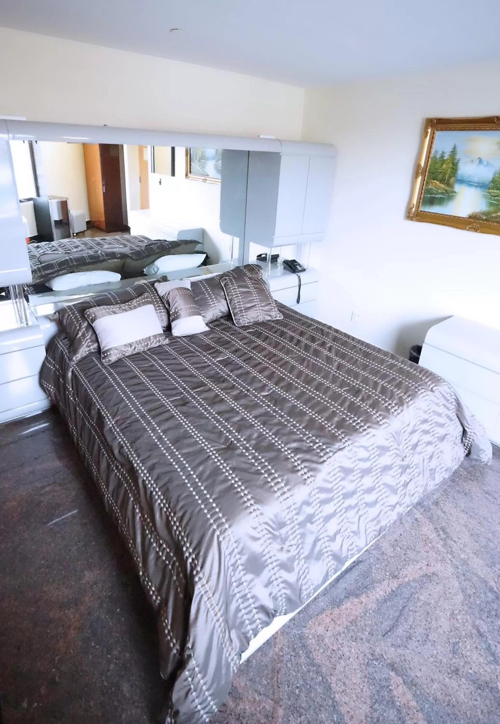 Bedroom, Bed in Paris Suites Hotel