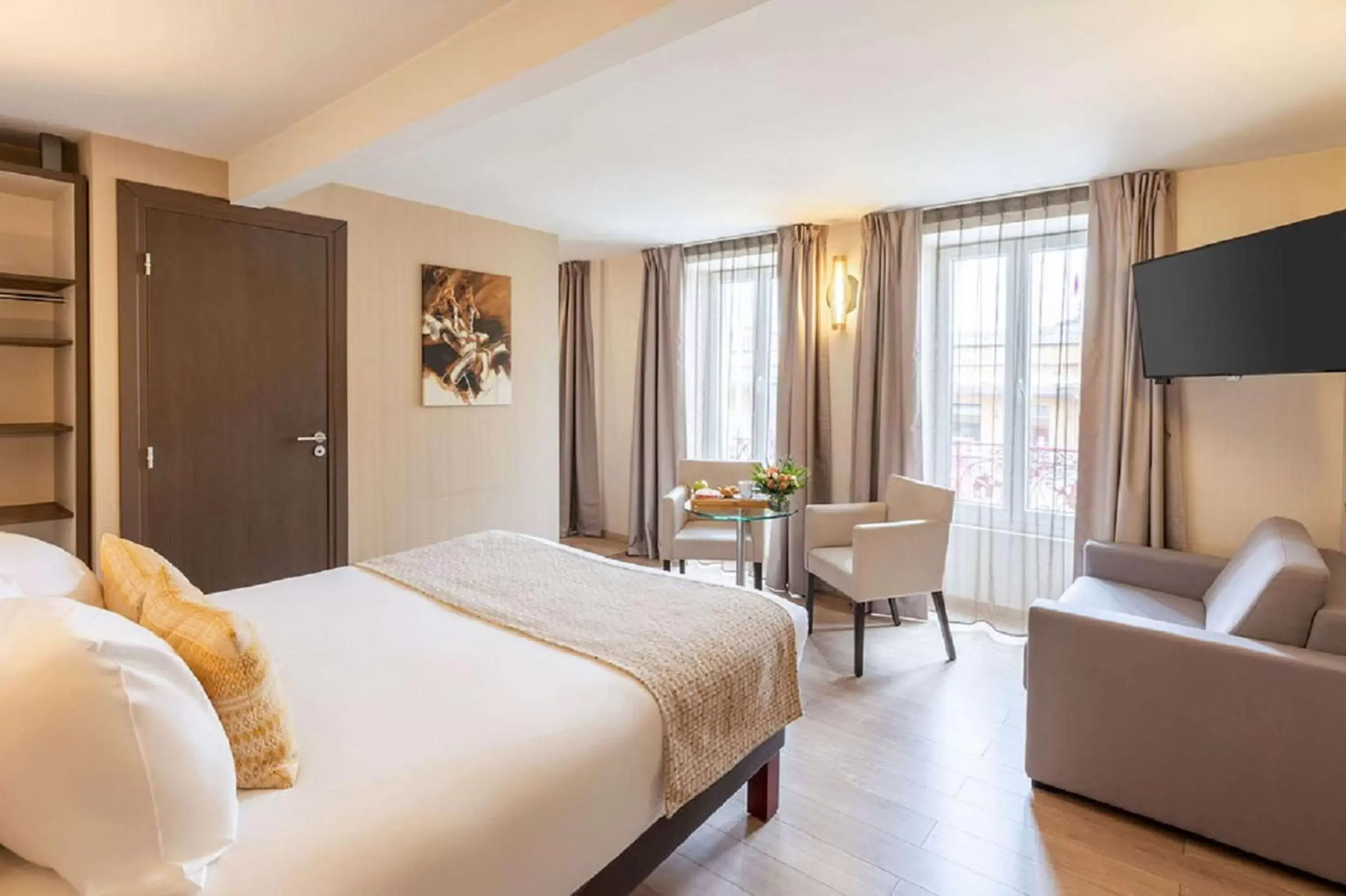 Bed, TV/Entertainment Center in Best Western Plus Hôtel Belfort Centre Gare