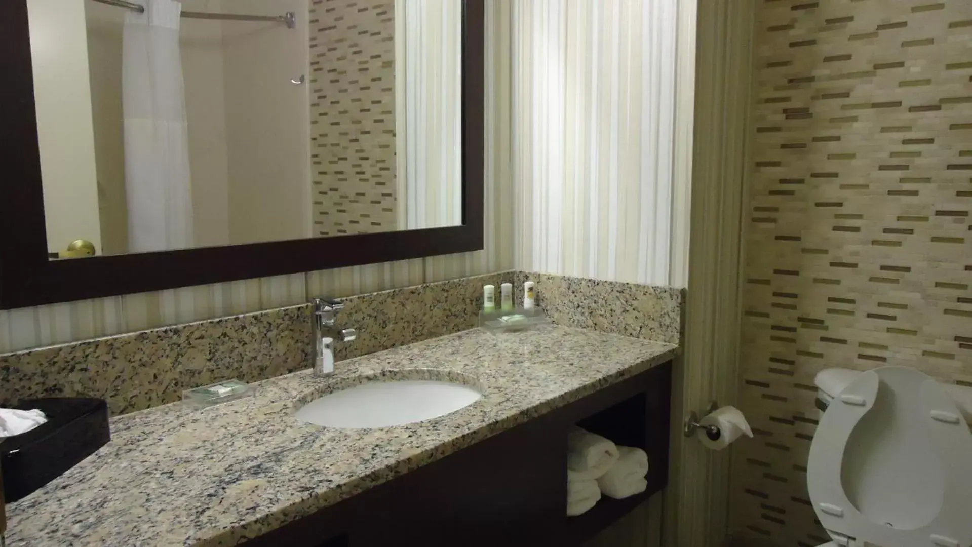 Bathroom in Country Inn & Suites by Radisson, Williamsburg Historic Area, VA